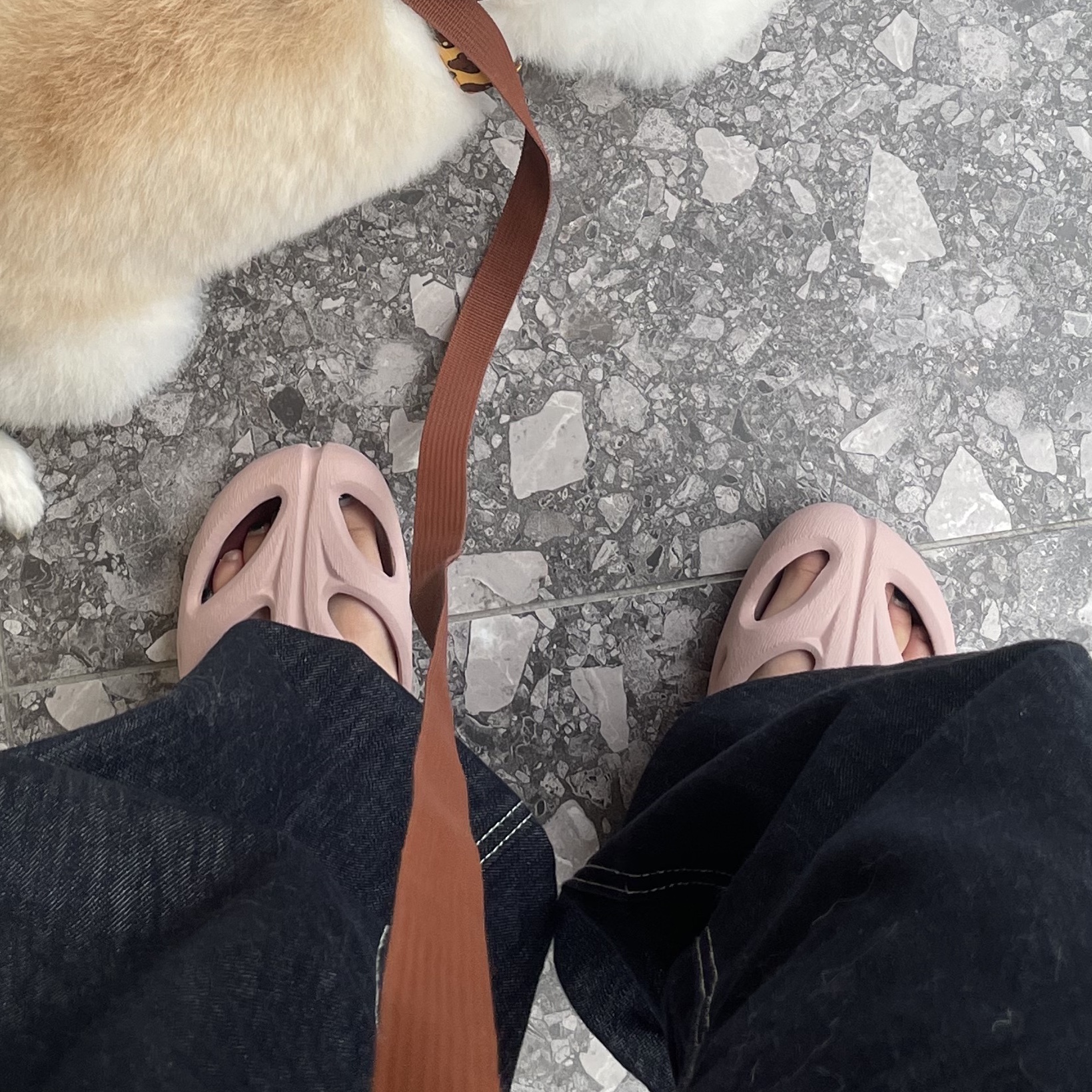 (W) Keen Shanti Fawn Merlot 착용 스타일 - 1