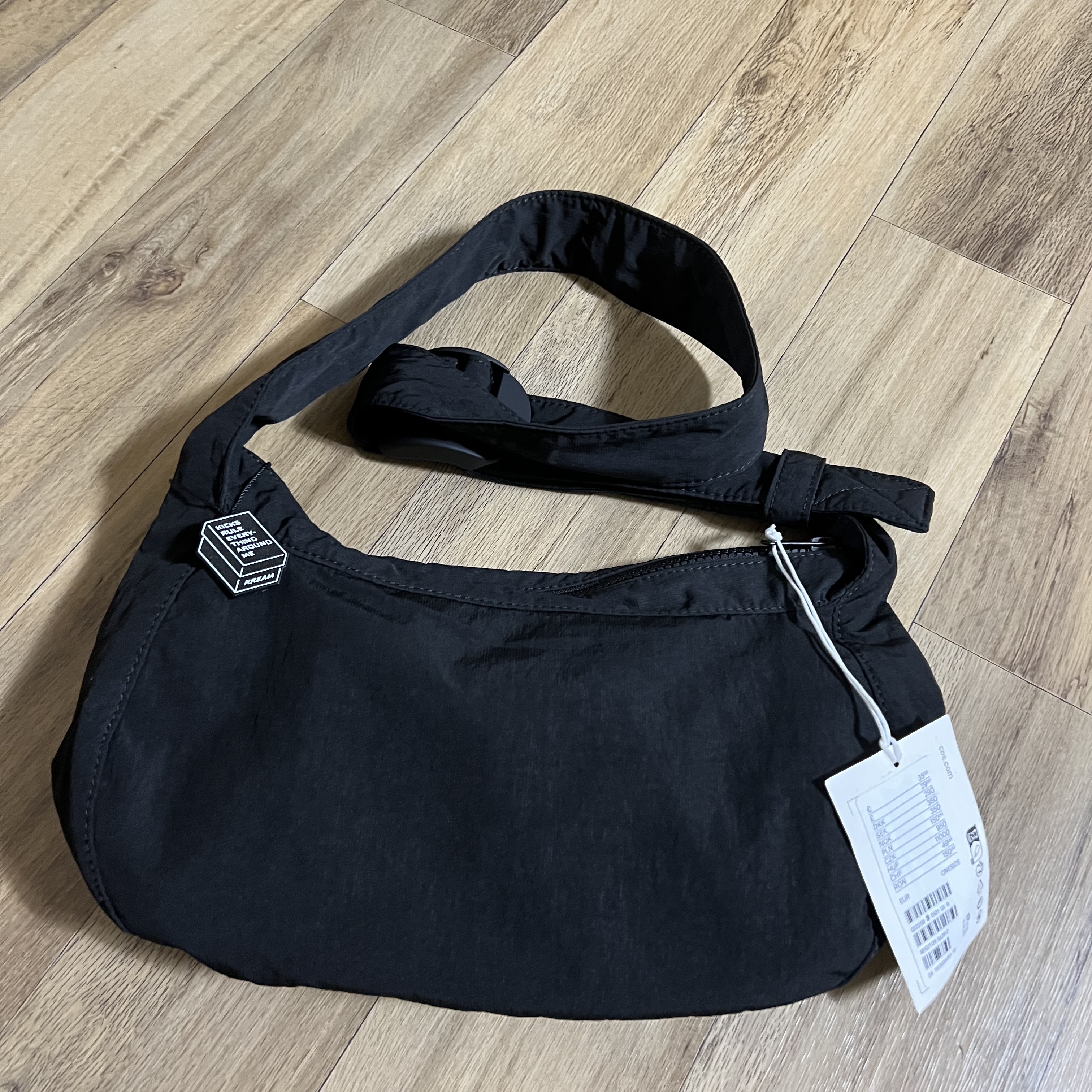 COS Nylon Crossbody Saddle Bag Black 착용 스타일