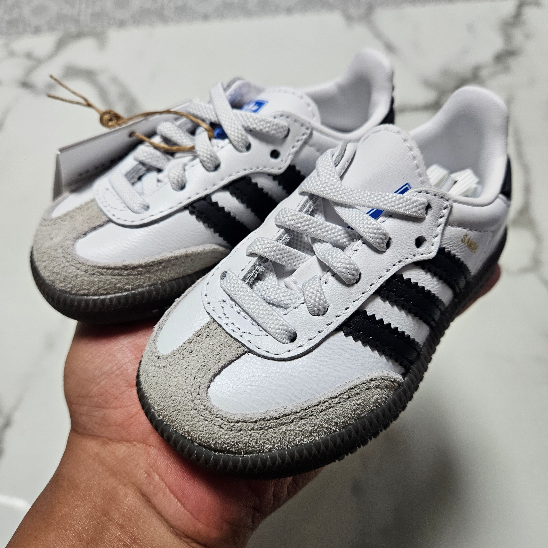 (Infant) Adidas Samba OG Cloud White Core Black 착용 스타일 - 1