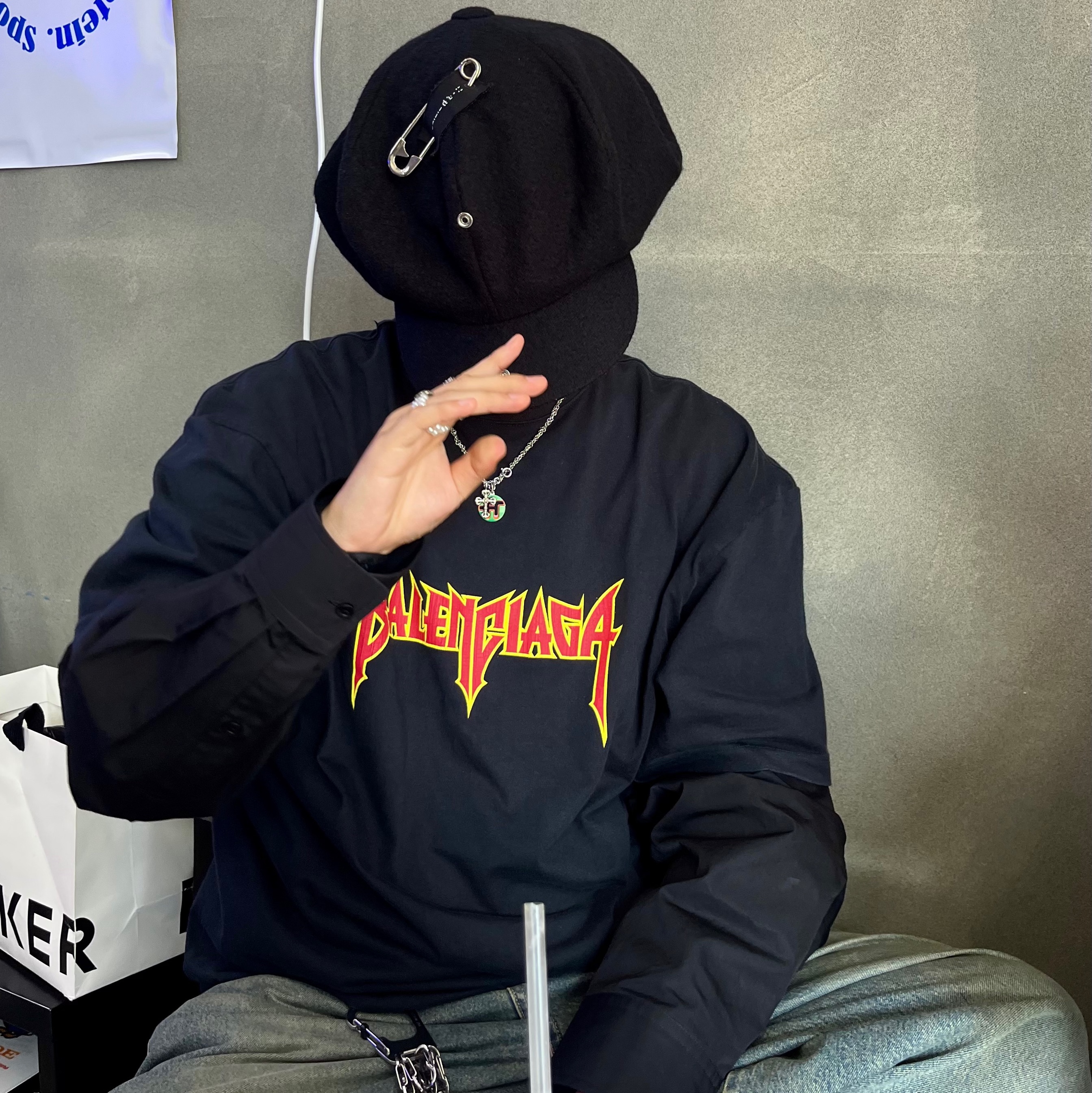 Balenciaga Logo Print Long Sleeve T-Shirt Black Faded, Balenciaga Steroid Derby Black 착용 스타일 - 3