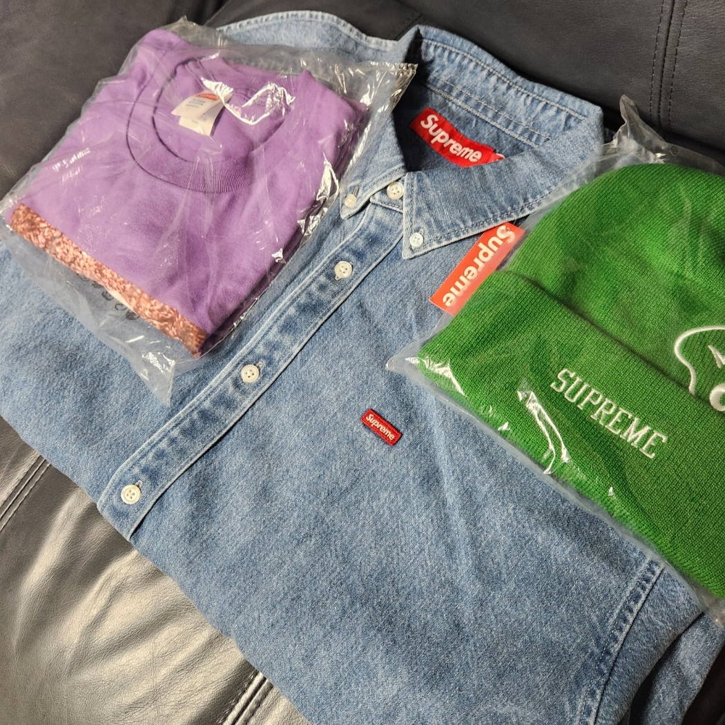 Supreme Small Box Shirt Denim - 23FW, Supreme x MF Doom T-Shirt Dusty Purple - 23FW 착용 스타일