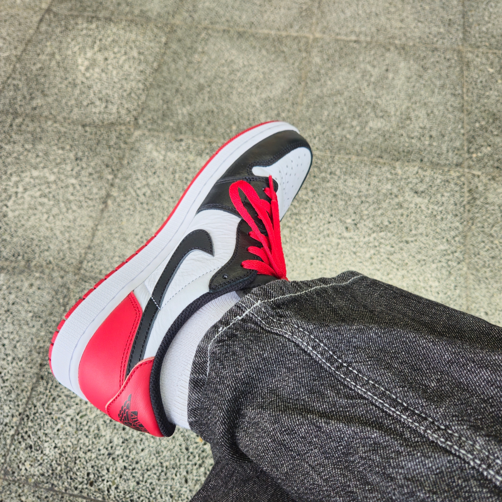 Jordan 1 Retro Low OG Black Toe 착용 스타일 - 1