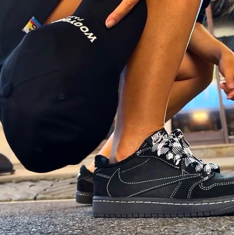 Jordan 1 x Travis Scott Retro Low OG SP Black Phantom, Wooyoungmi Embroidered Ball Cap Black - 23SS 착용 스타일 - 1