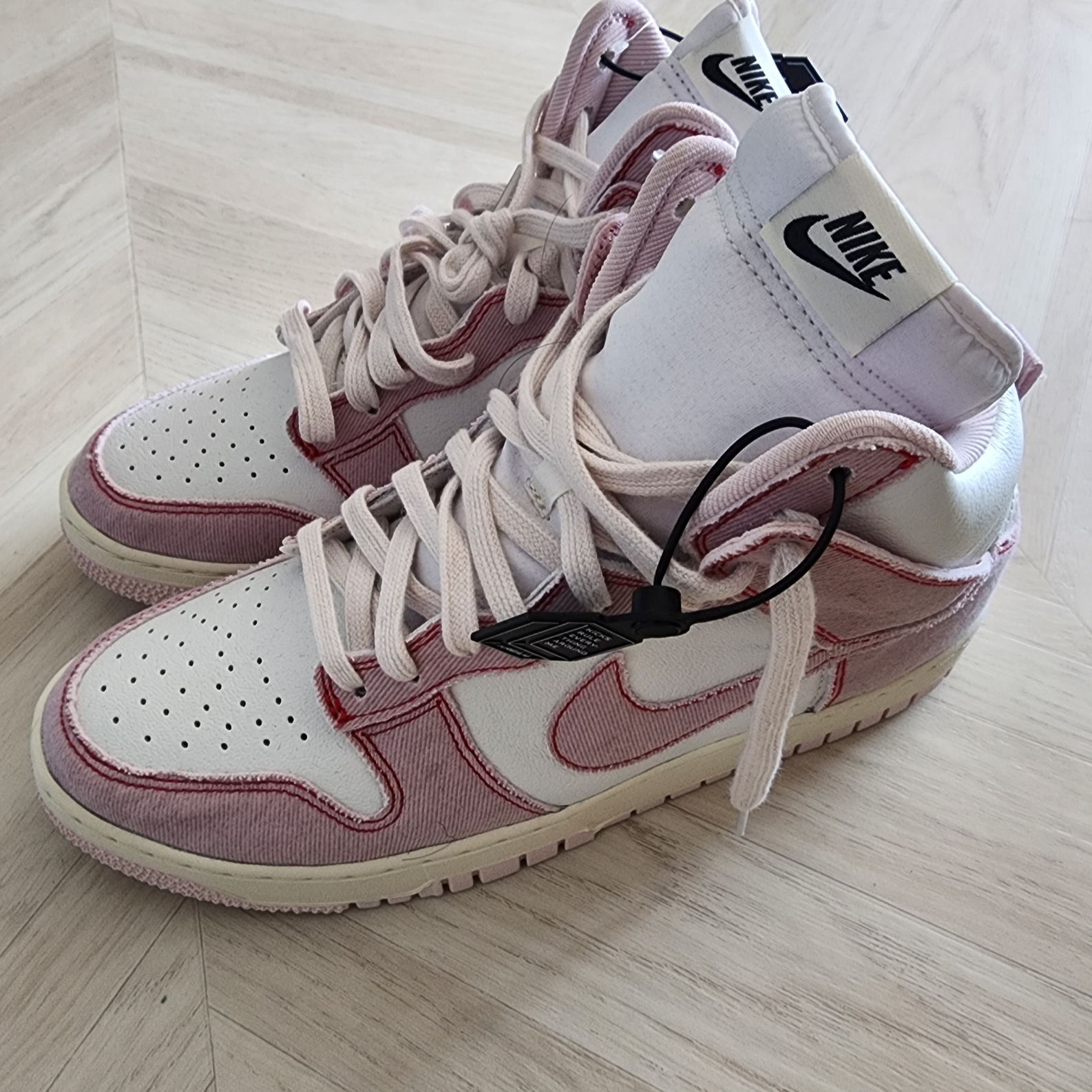 Nike Dunk High 1985 Barely Rose 착용 스타일