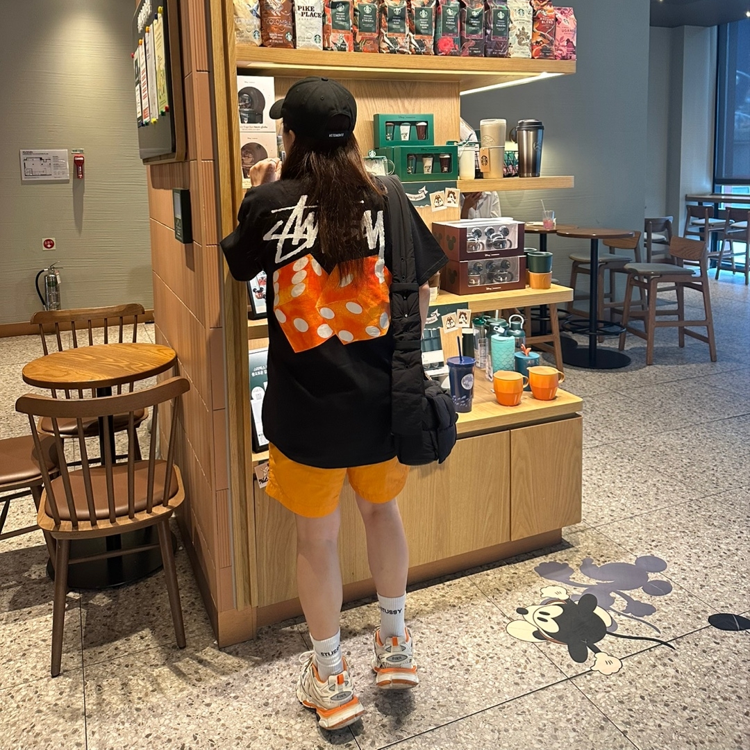 Nike x Stussy NRG Crew Socks White Black, (W) Balenciaga Track Sneakers White Orange 착용 스타일 - 2
