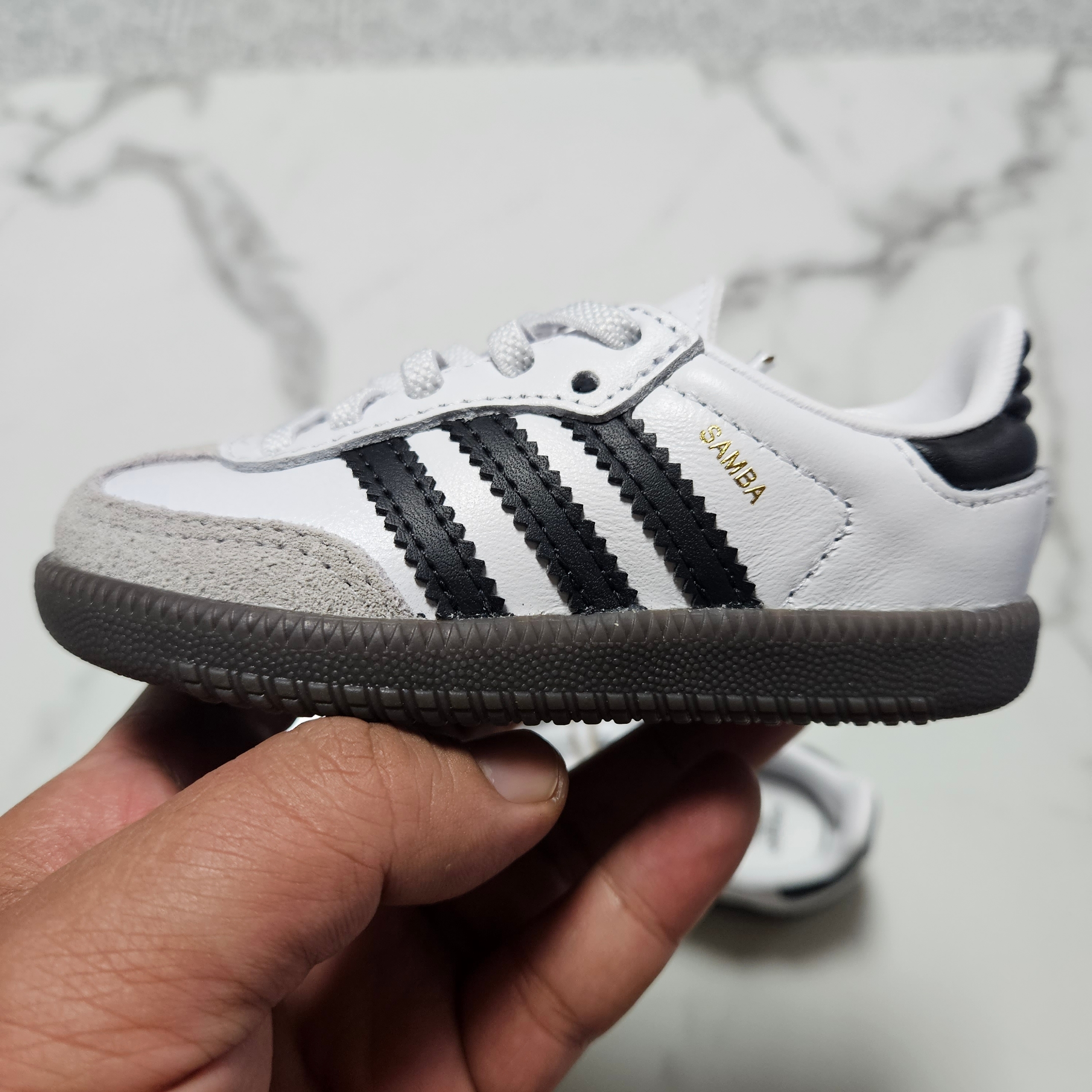 (Infant) Adidas Samba OG Cloud White Core Black 착용 스타일 - 2