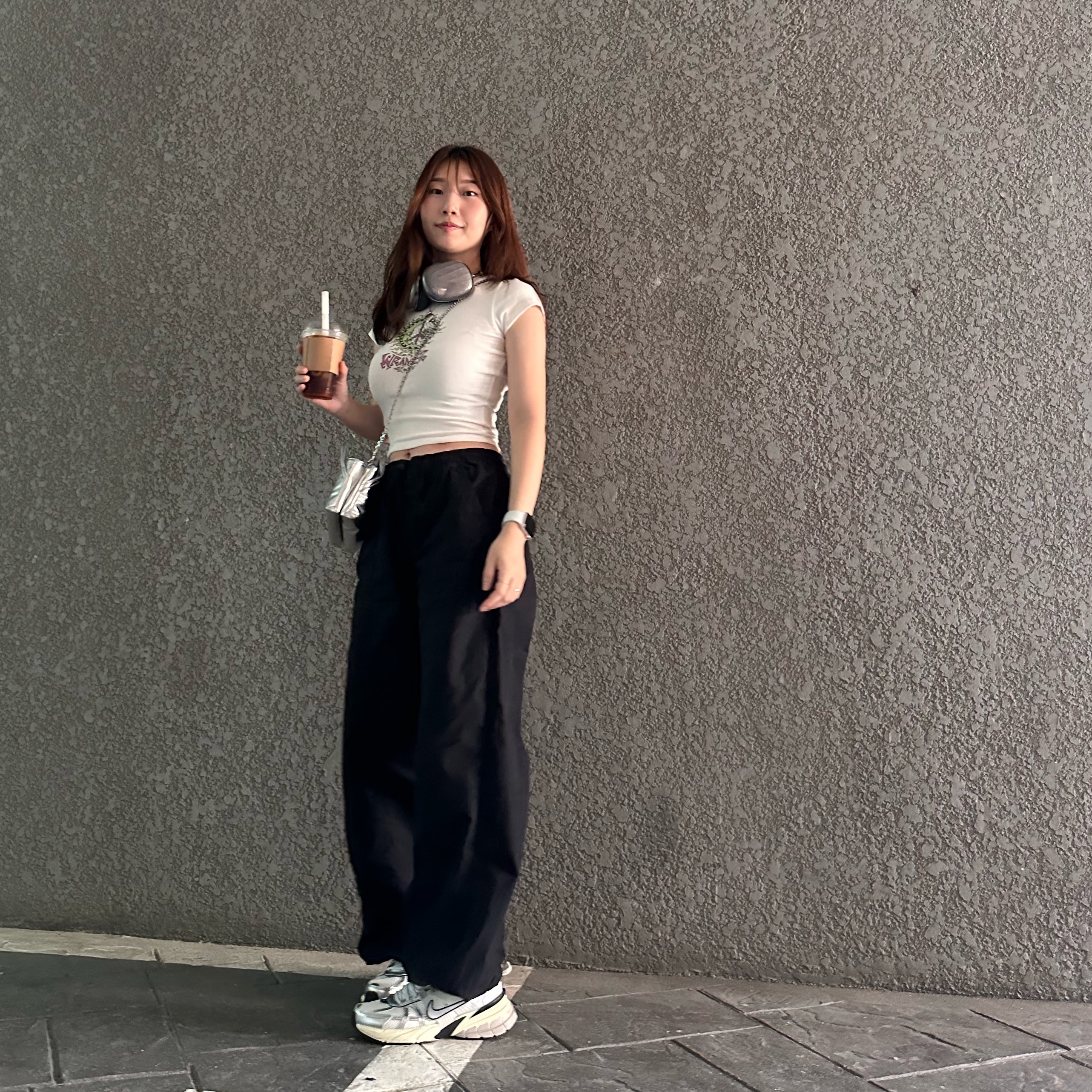 Nike V2K Run Summit White Metallic Silver, (W) Zara Parachute Pants Black 착용 스타일