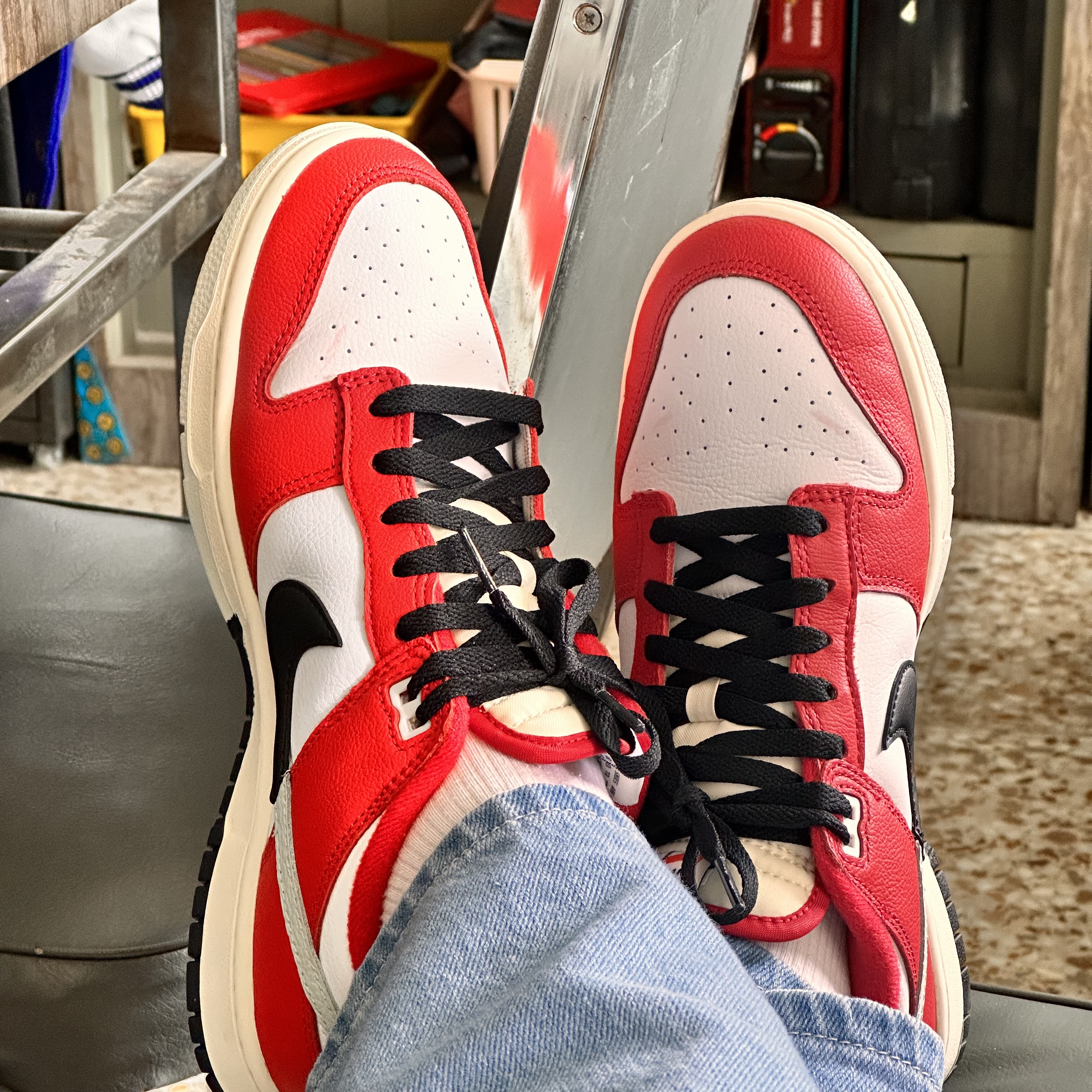 Nike Dunk Low Retro PRM University Red Black 착용 스타일 - 2
