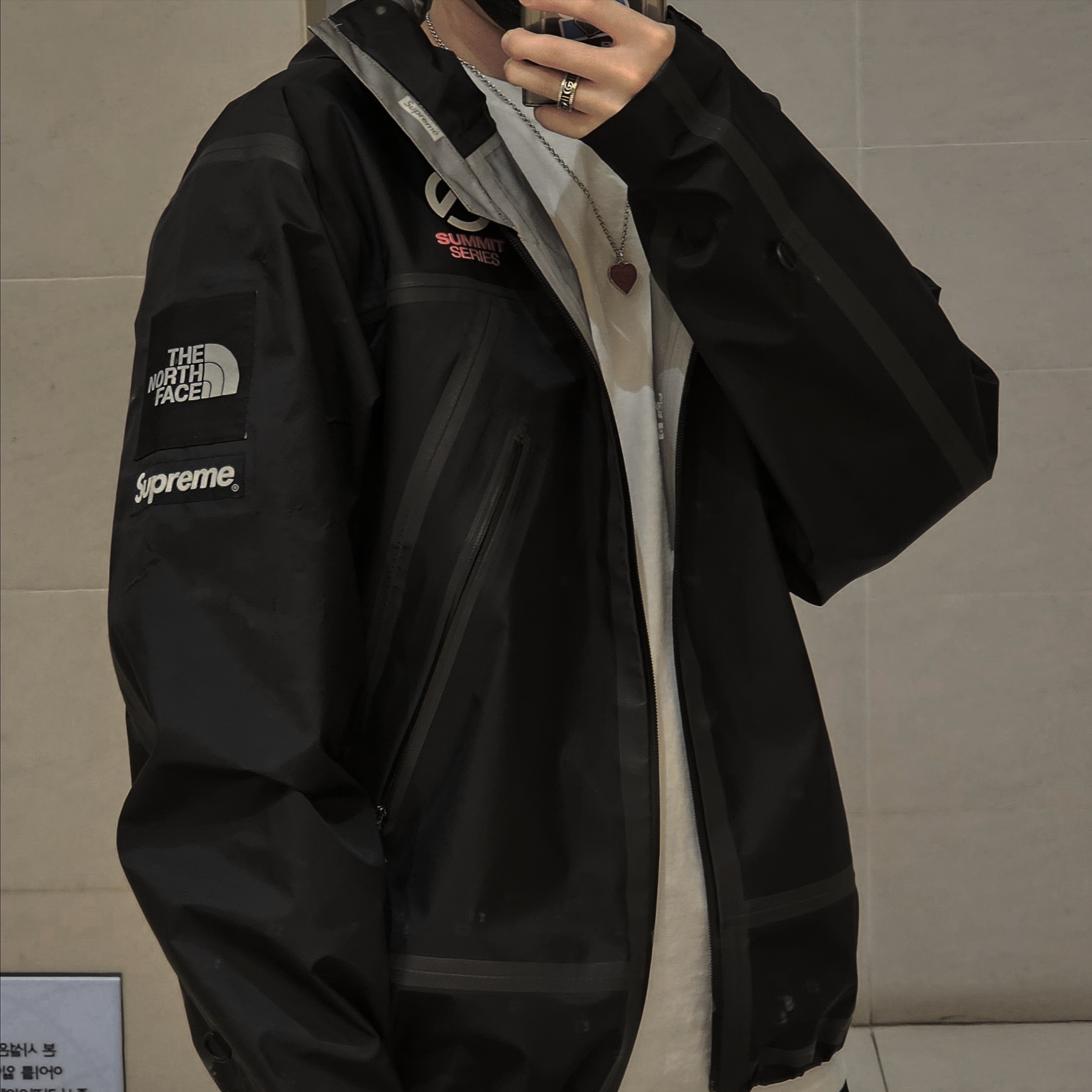 Stussy Suits T-Shirt White, Supreme x The North Face Summit Series Outer Tape Seam Jacket Black - 21SS 착용 스타일