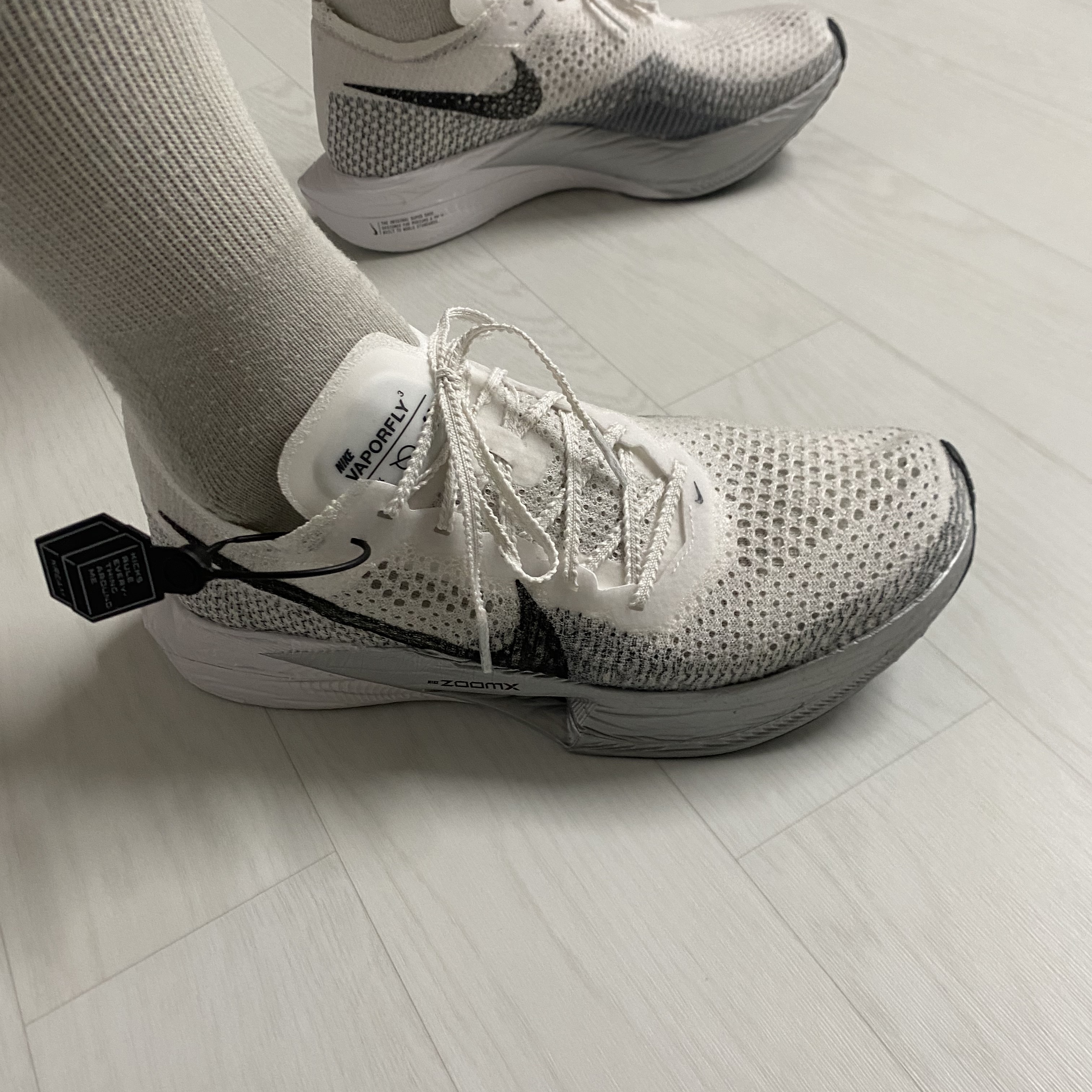 Nike ZoomX Vaporfly Next% 3 White Grey 착용 스타일 - 1