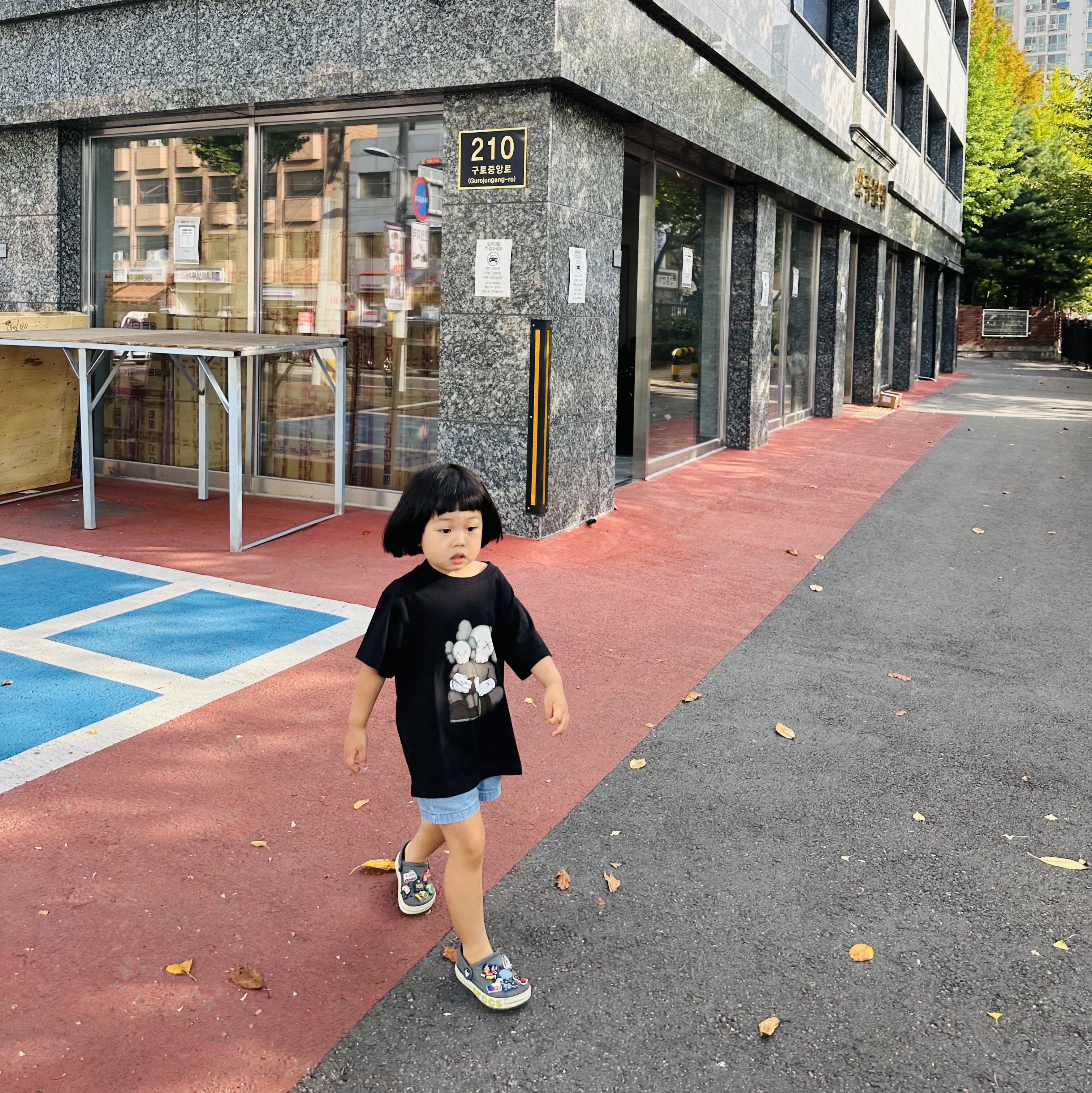 (Kids) Uniqlo UT x Kaws Short Sleeve Graphic T-Shirt Black, (Kids) Crocs Bayaband Clog Slate Grey Lime Punch 착용 스타일 - 3