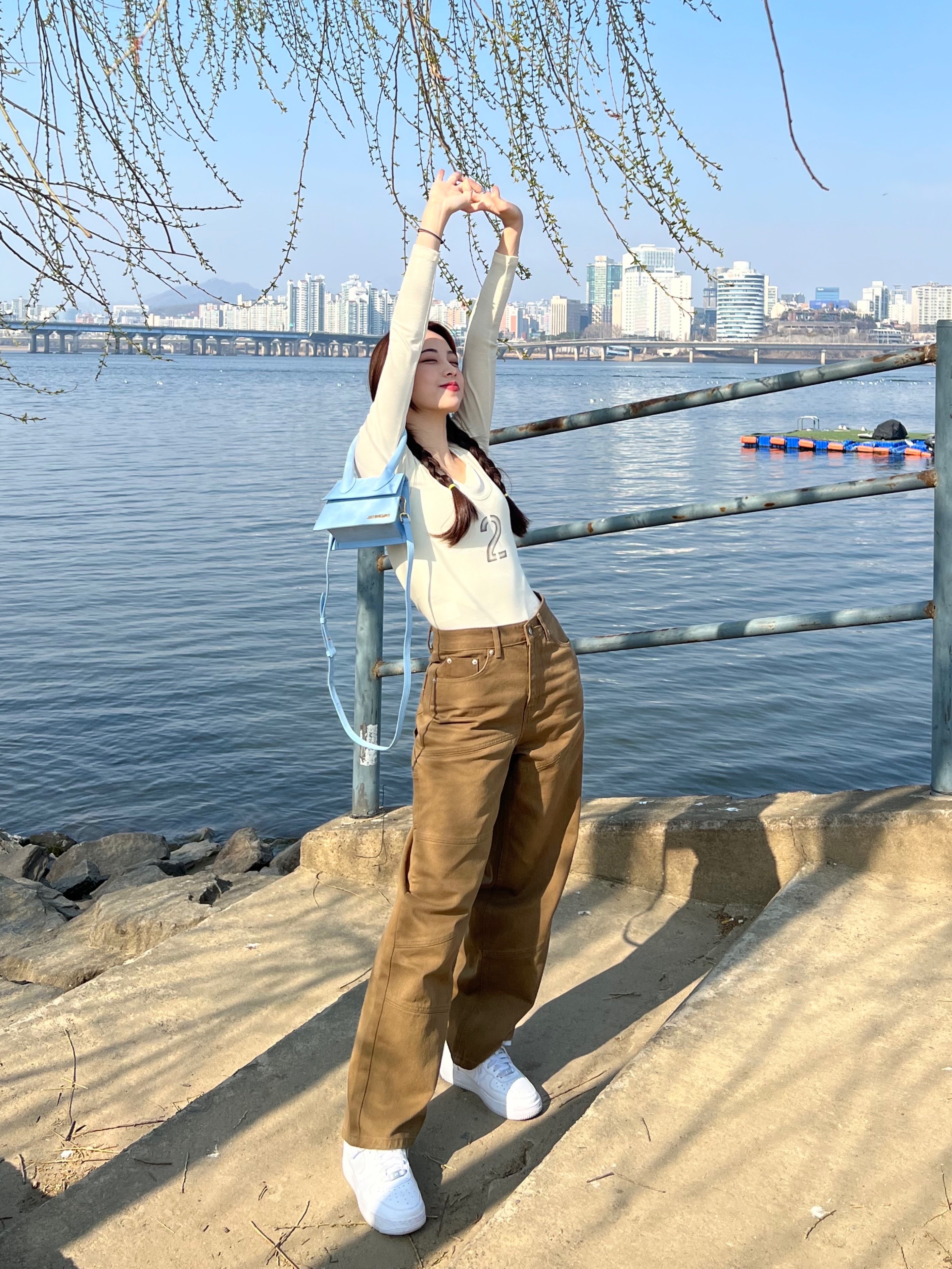 Jacquemus Le Chiquito Moyen Signature Handbag Pale Blue, (W) Nike Air Force 1 '07 Low White 착용 스타일 - 3
