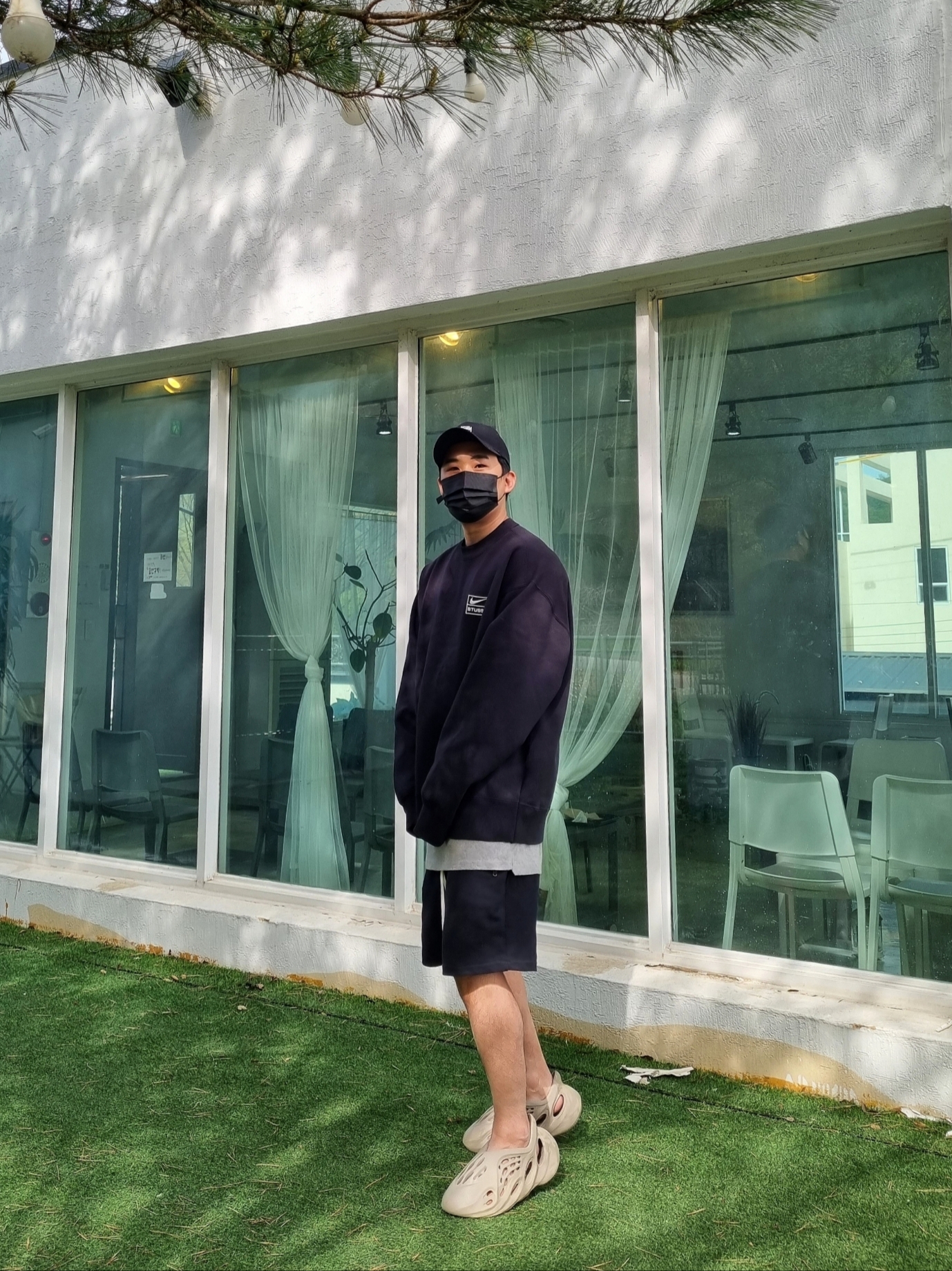 Nike x Stussy NRG Washed Fleece Crewneck Black (DO5310-010), Adidas Yeezy Foam RNNR Stone Sage 착용 스타일