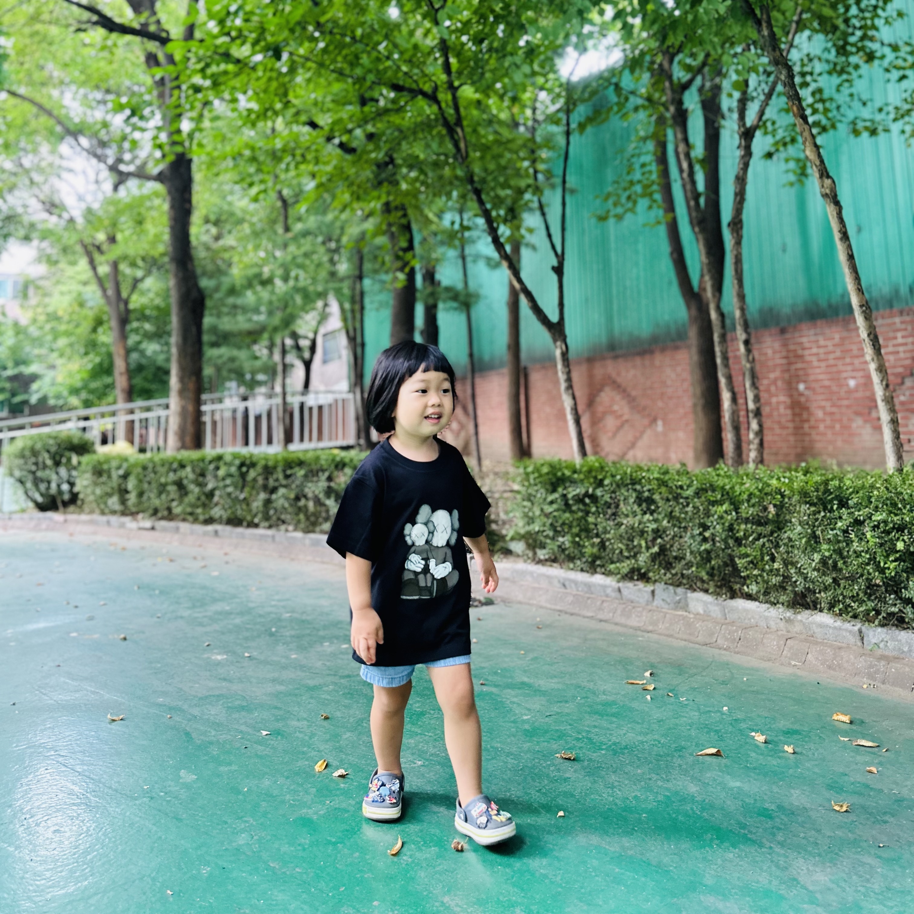 (Kids) Uniqlo UT x Kaws Short Sleeve Graphic T-Shirt Black, (Kids) Crocs Bayaband Clog Slate Grey Lime Punch 착용 스타일 - 1