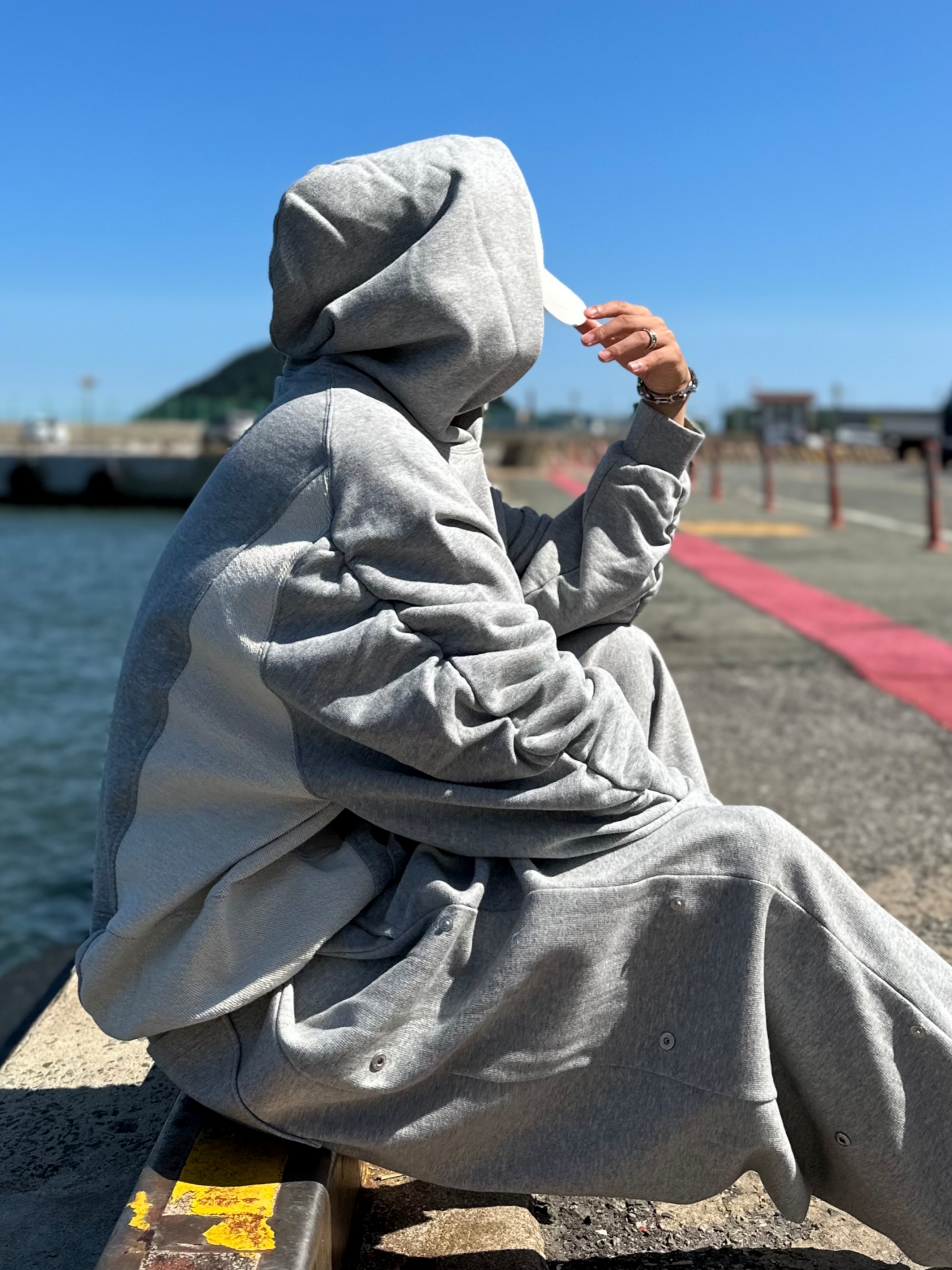 Adidas Yeezy Foam RNNR Sand 착용 스타일 - 5