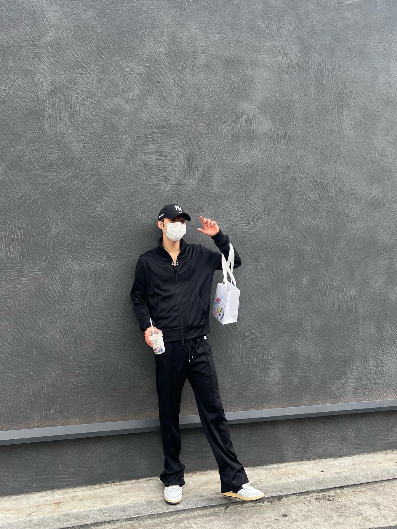 (W) Courreges Jogging Jacket with Zip Black, New Era x MoMA New York Yankees Cap Black 착용 스타일