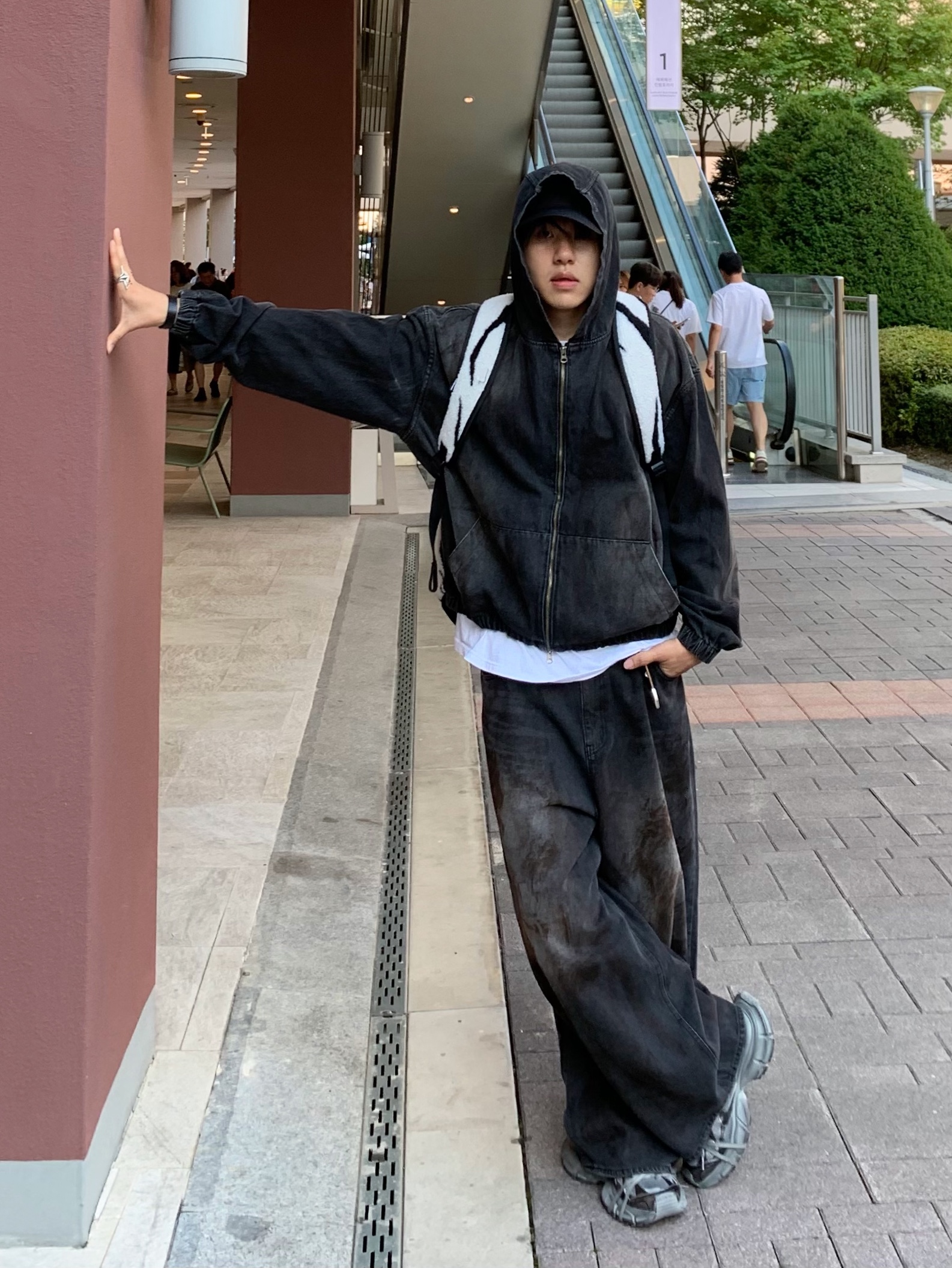 Balenciaga 3XL Sneakers Grey Black 착용 스타일 - 1