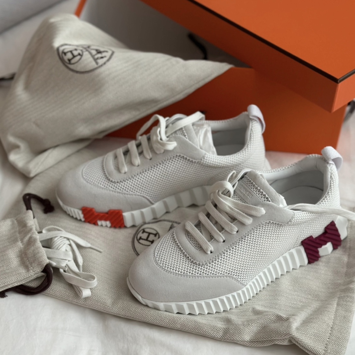 (W) Hermes Bouncing Sneakers Mesh Suede Goatskin & Blanc 착용 스타일 - 1