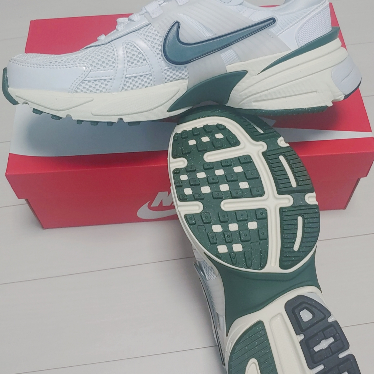 Nike V2K Run White Fir 착용 스타일 - 2