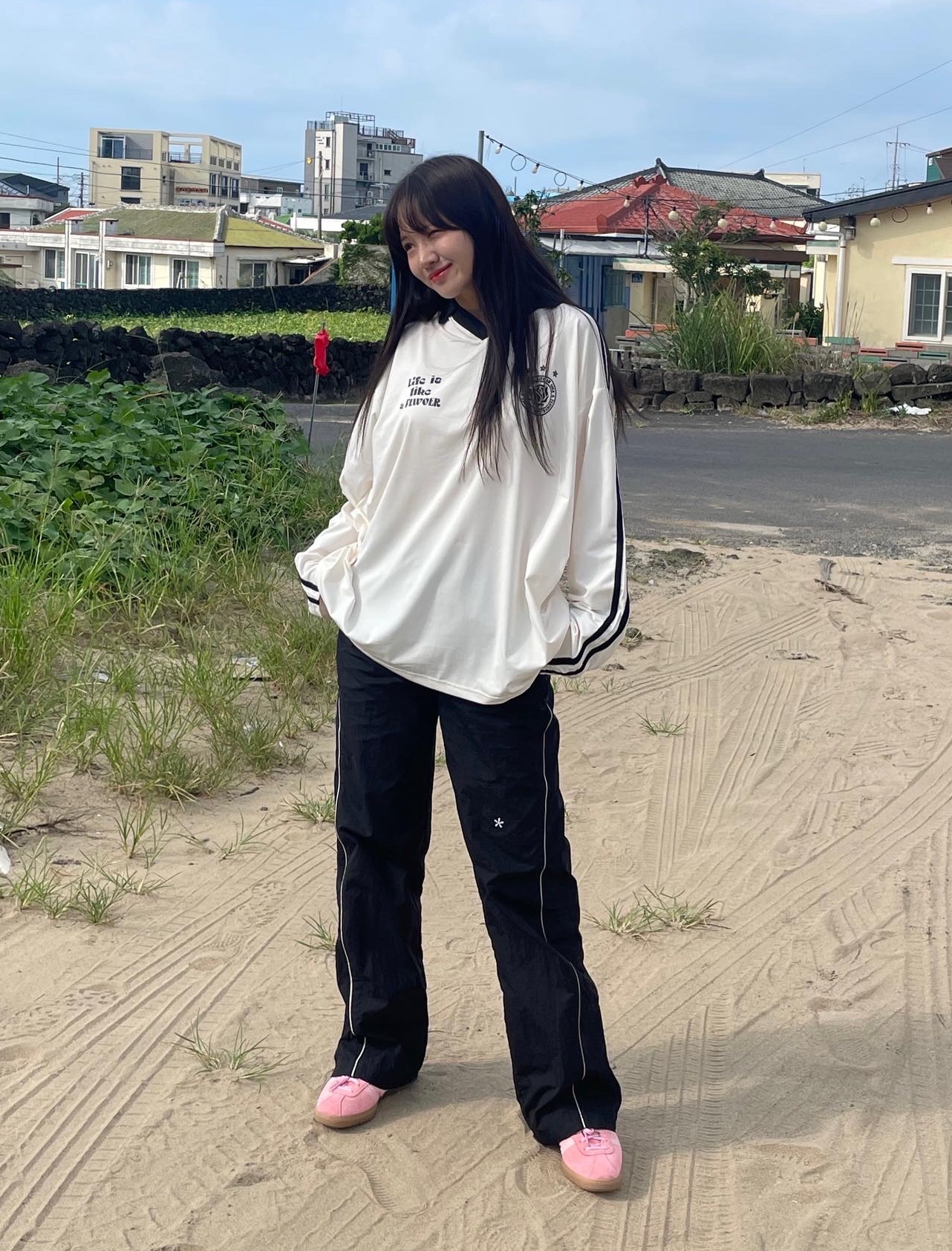 Adidas Bermuda Glow Pink 착용 스타일 - 2