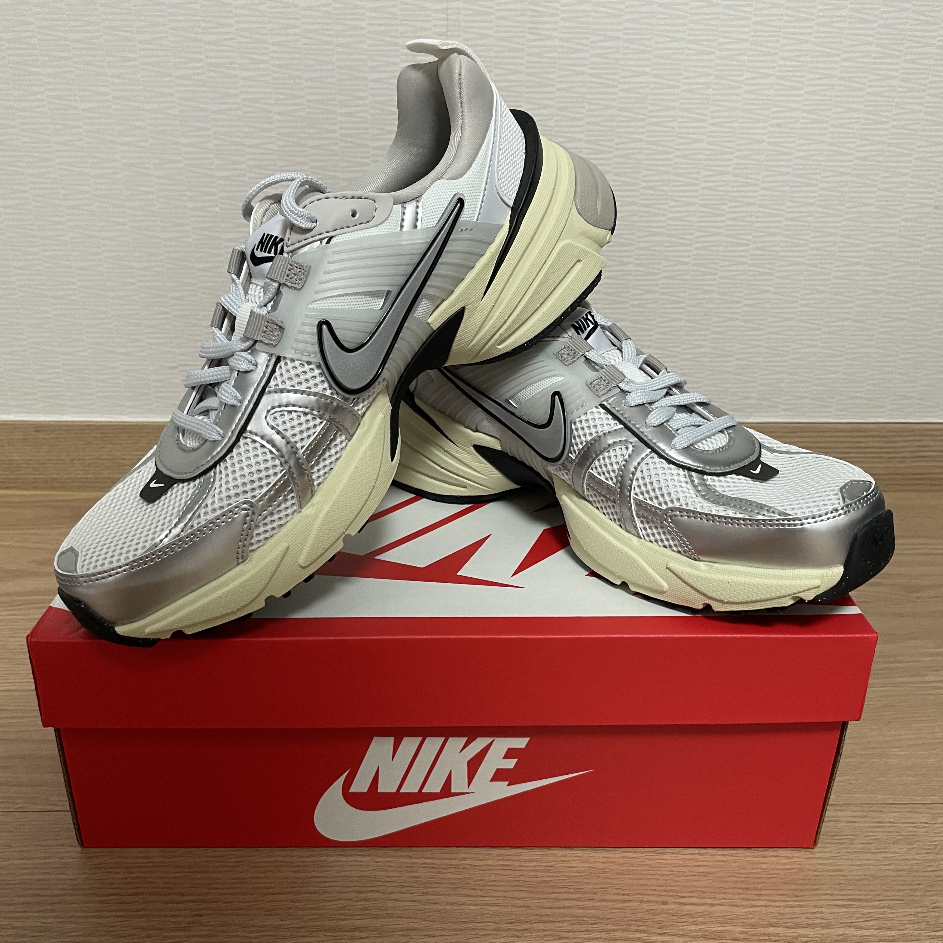 Nike V2K Run Summit White Metallic Silver 착용 스타일
