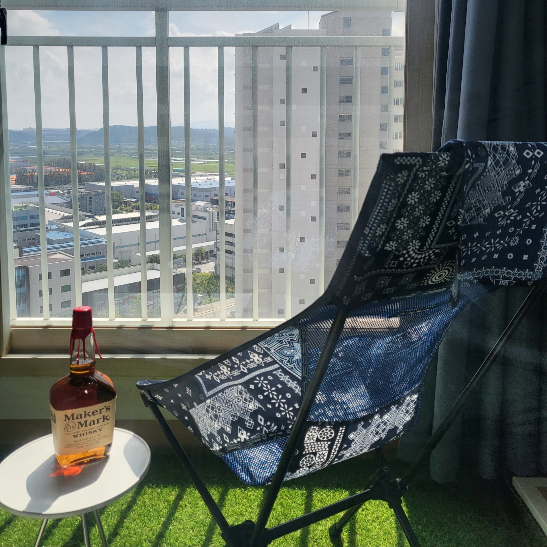 Helinox Sunset Chair Blue Bandanna Quilt 착용 스타일