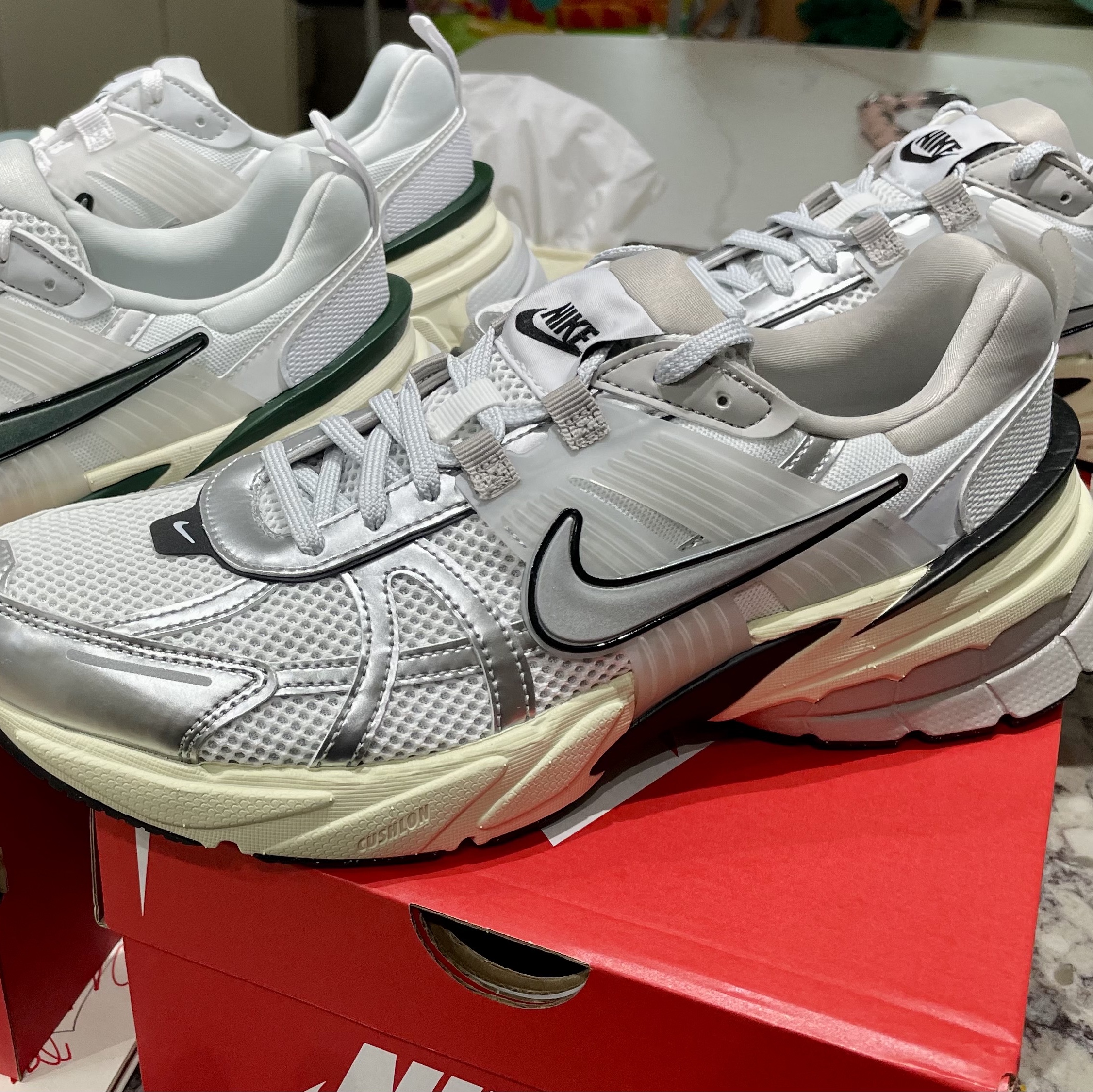 Nike V2K Run Summit White Metallic Silver, Nike V2K Run White Fir 착용 스타일 - 1
