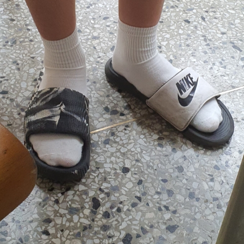 Adidas Adilette 22 Carbon Aluminium 착용 스타일