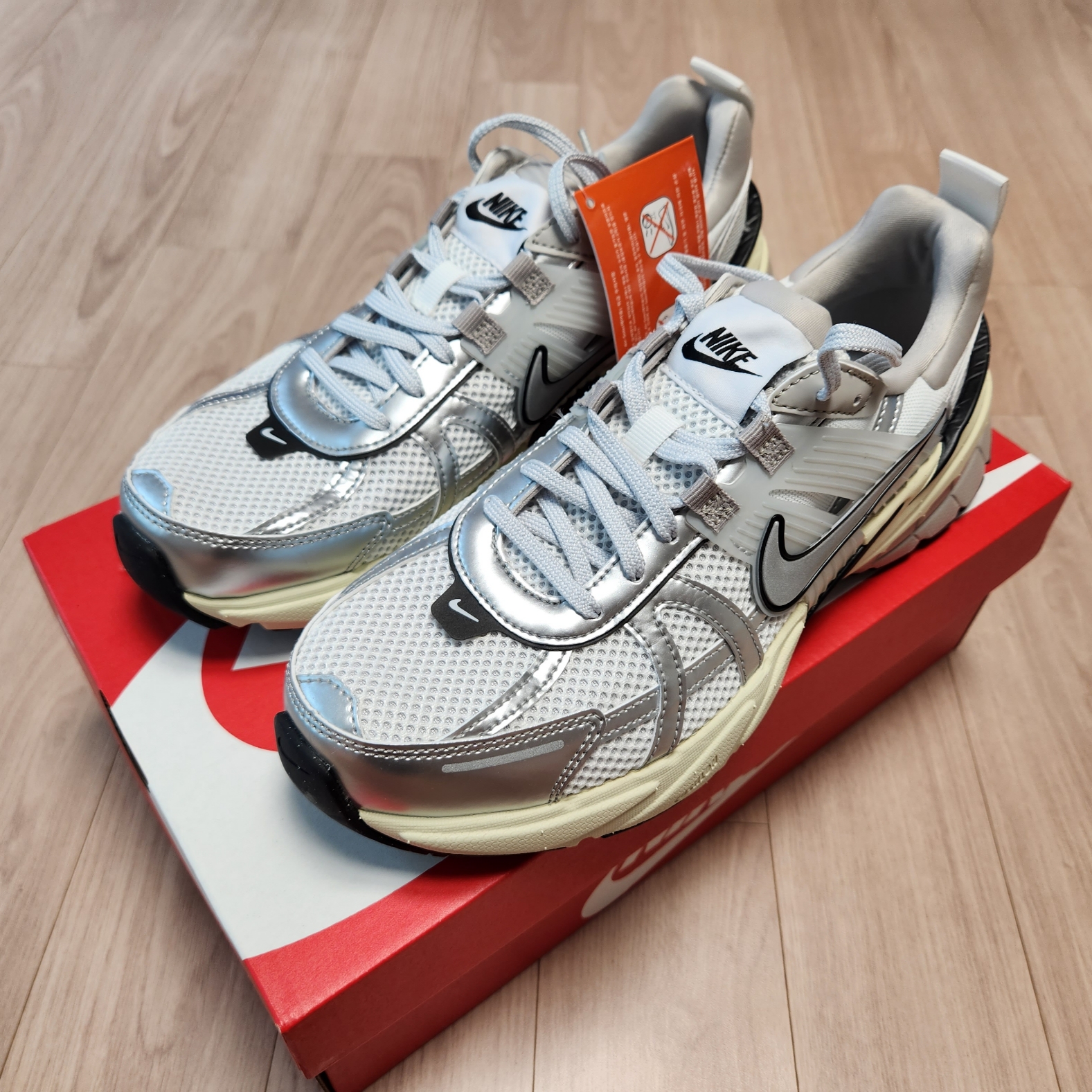 Nike V2K Run Summit White Metallic Silver 착용 스타일 - 1