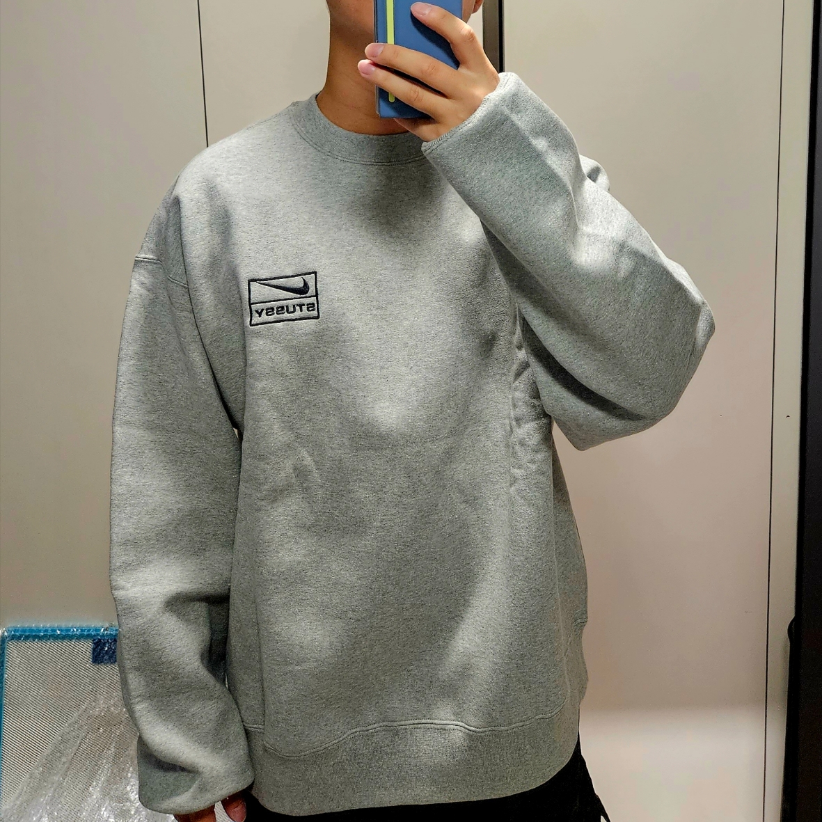 Nike x Stussy NRG Fleece Crewneck Dark Grey Heather (DO9337-063) 착용 스타일 - 1