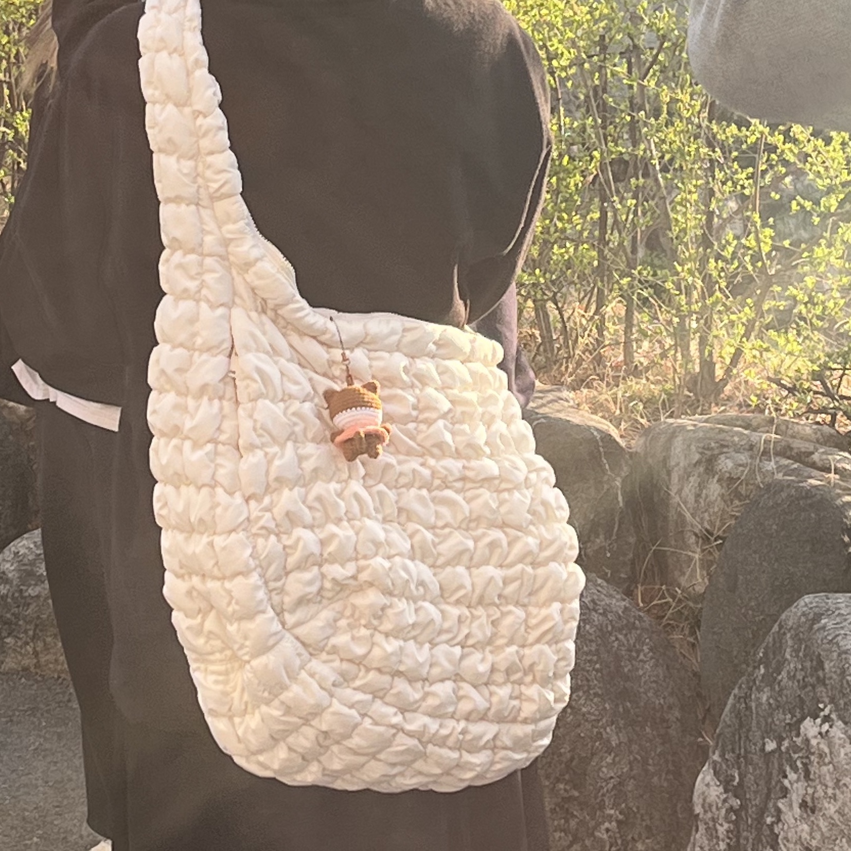 COS Quilted Oversized Shoulder Bag Off White Light Beige 착용 스타일 - 1