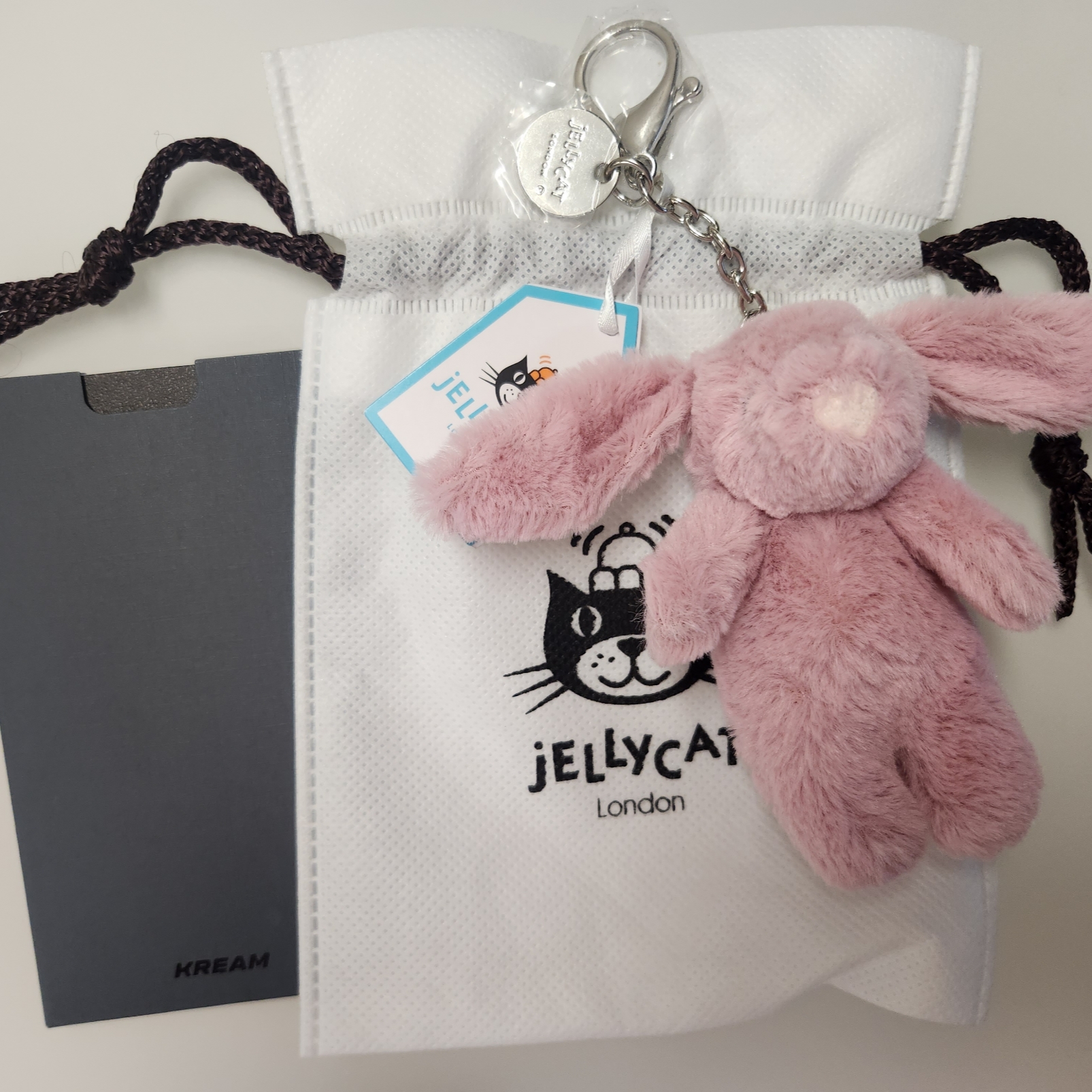 Jellycat Bashful Bunny Bag Charm Tulip 착용 스타일 - 1