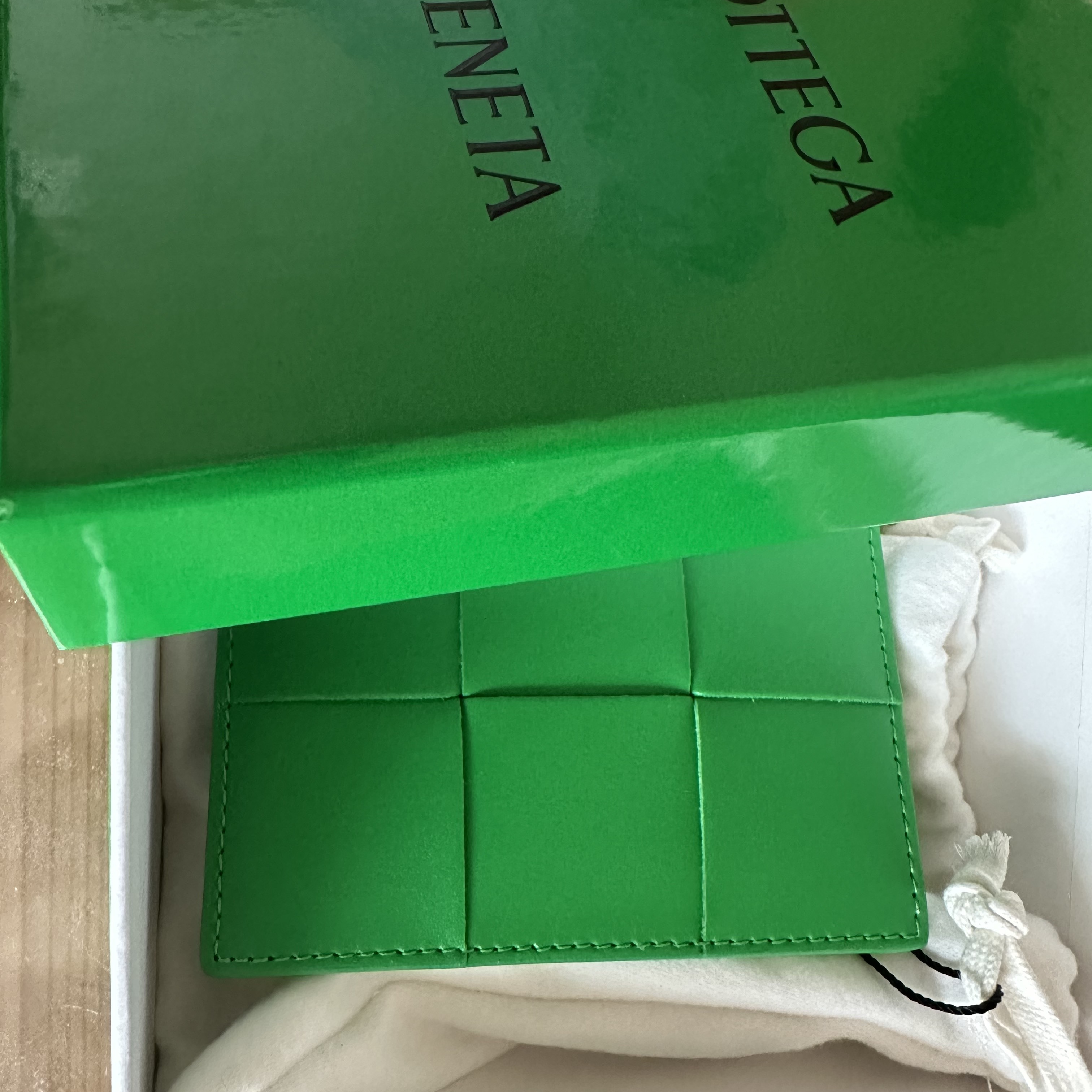 Bottega Veneta Credit Card Case Calfskin Parakeet 착용 스타일
