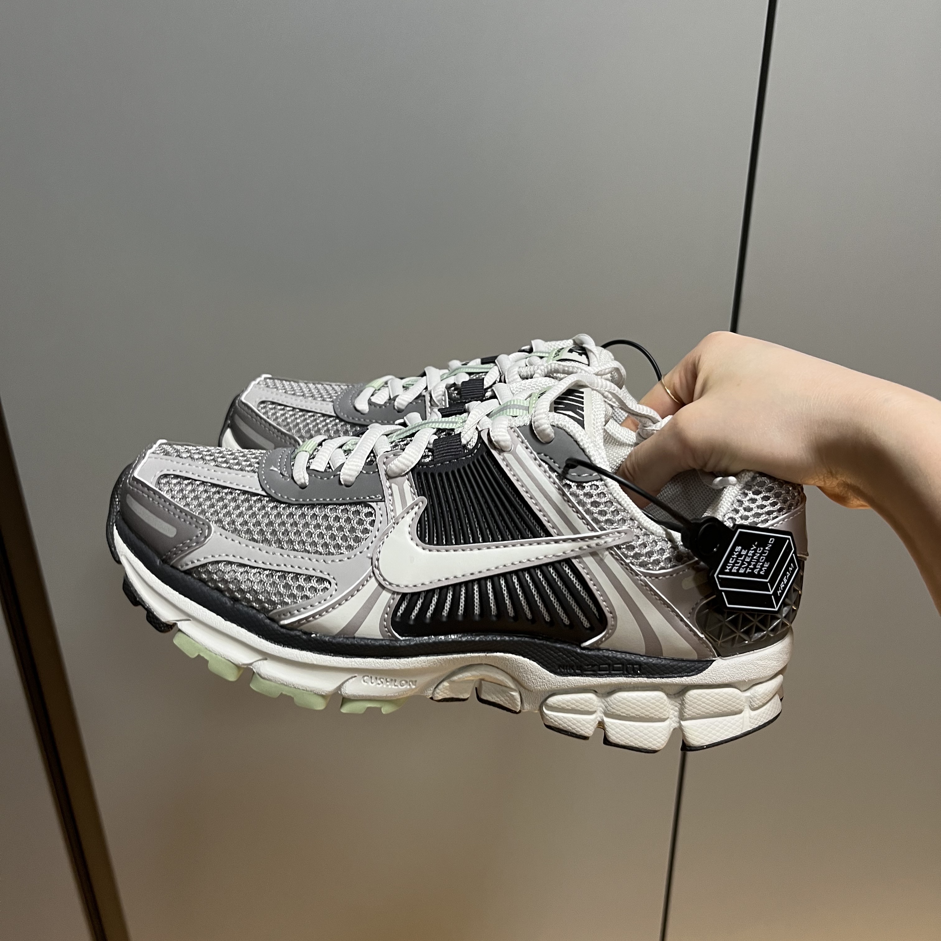 (W) Nike Zoom Vomero 5 Cobblestone and Flat Pewter 착용 스타일 - 1