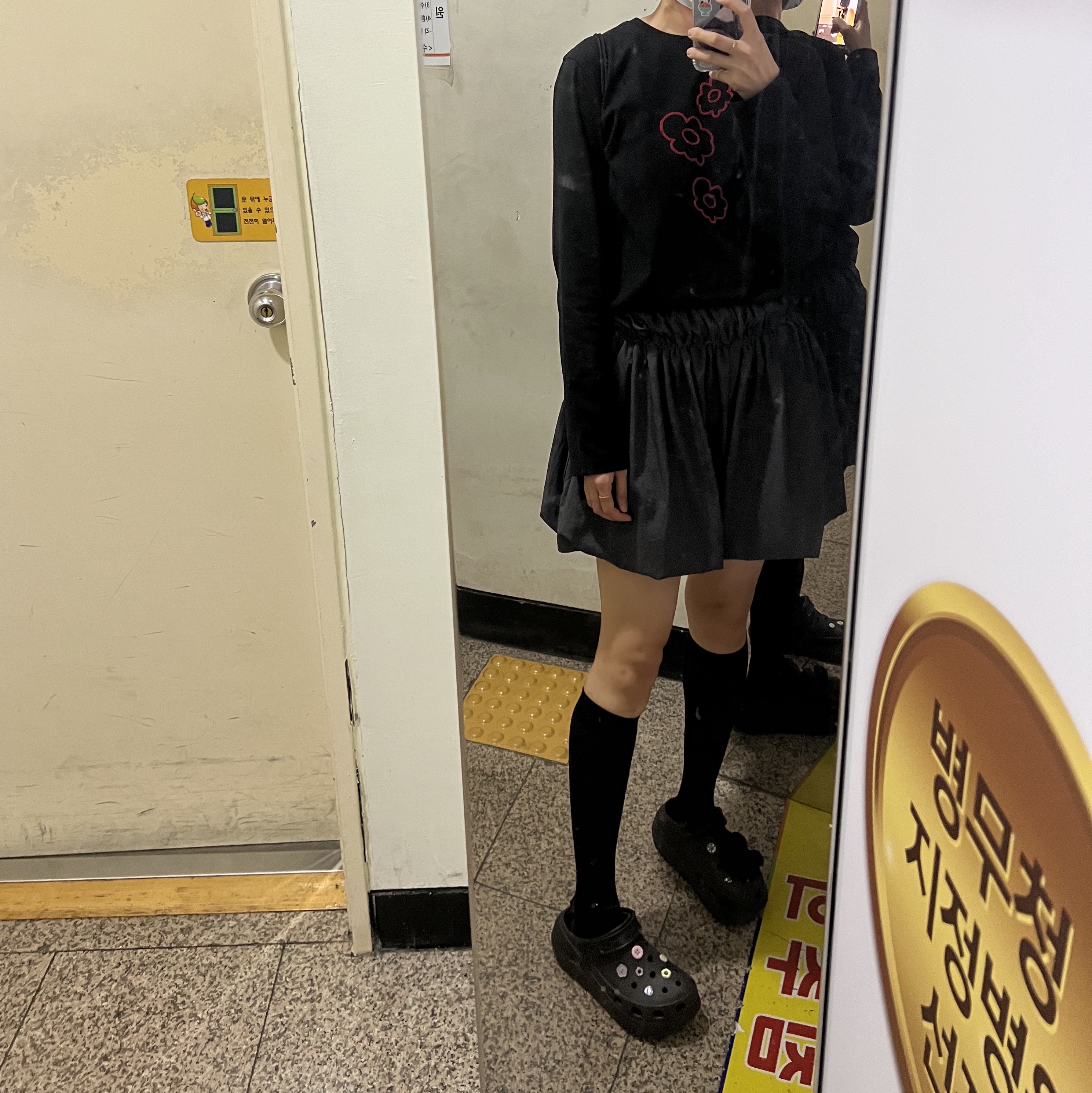 Crocs Classic Crush Clog Black 착용 스타일