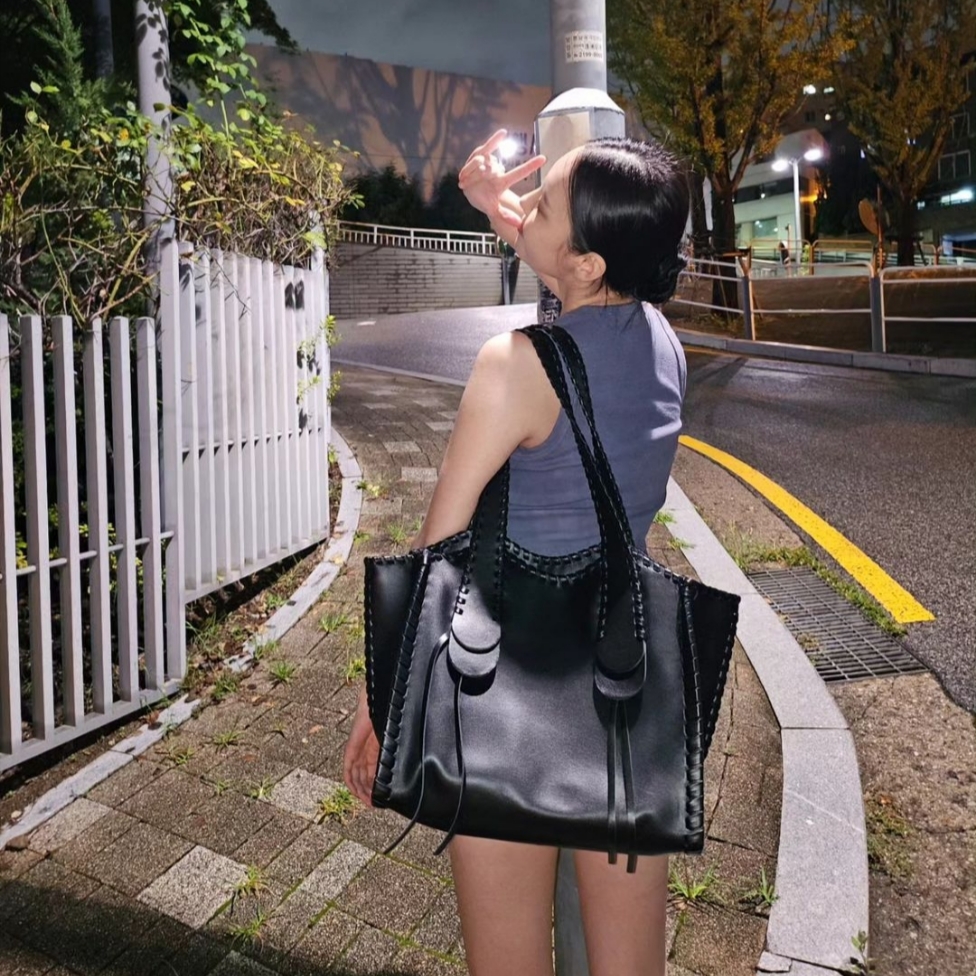 Chloe Mony Medium Tote Bag Black 착용 스타일 - 2