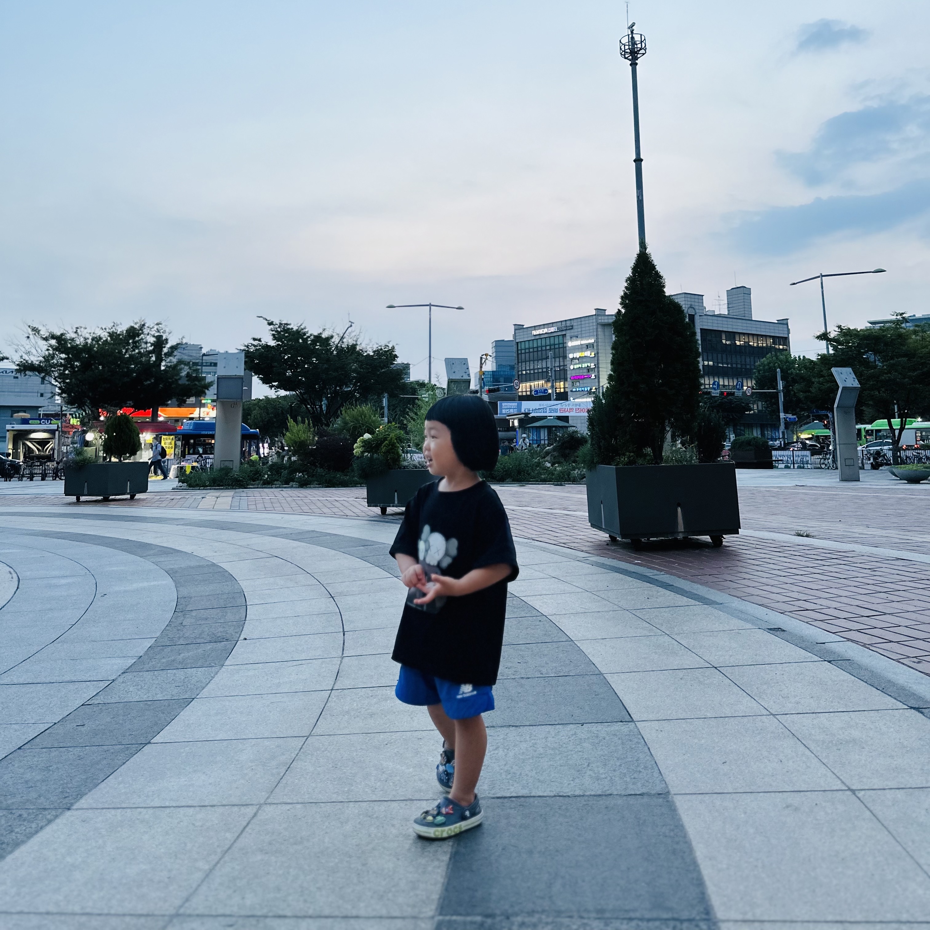 (Kids) Uniqlo UT x Kaws Short Sleeve Graphic T-Shirt Black, (Kids) Crocs Bayaband Clog Slate Grey Lime Punch 착용 스타일 - 4