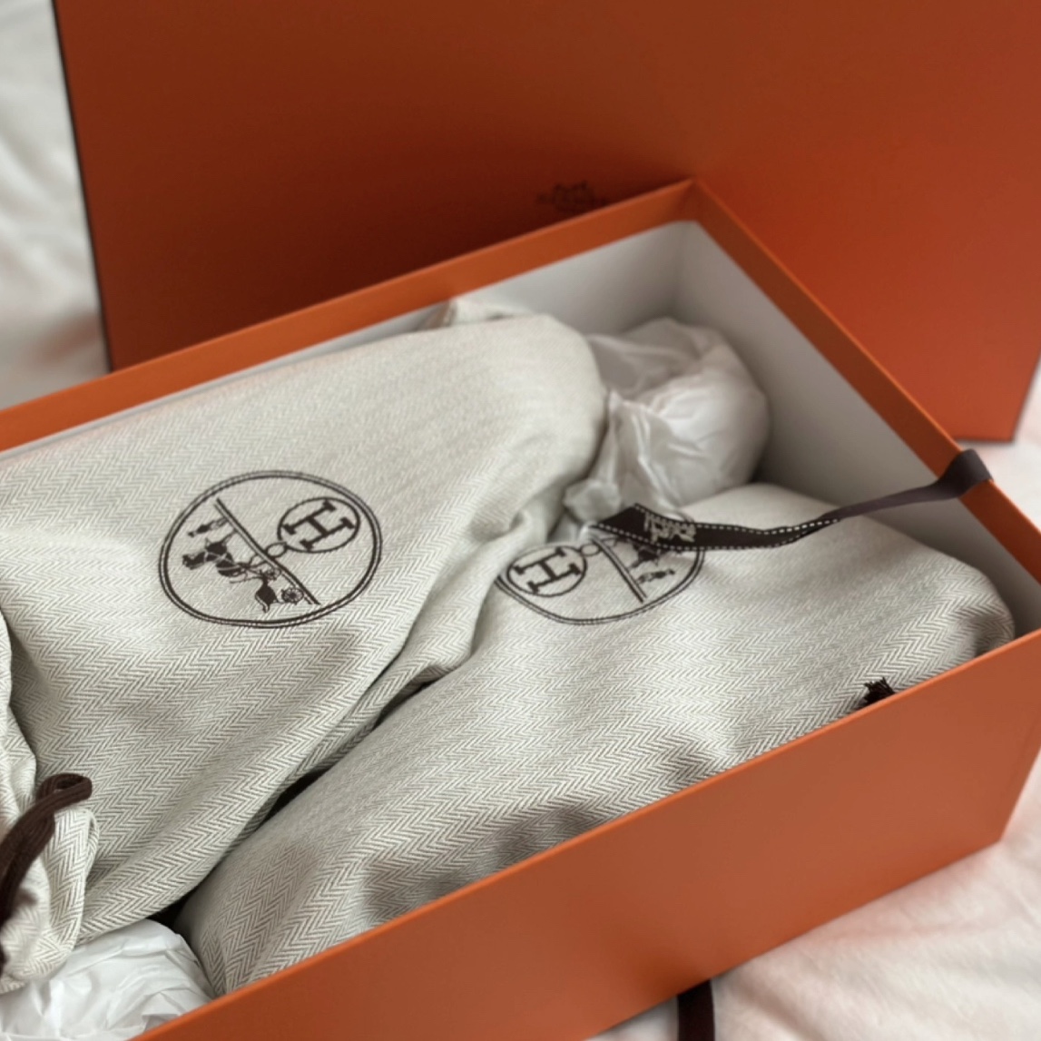(W) Hermes Bouncing Sneakers Mesh Suede Goatskin & Blanc 착용 스타일 - 3