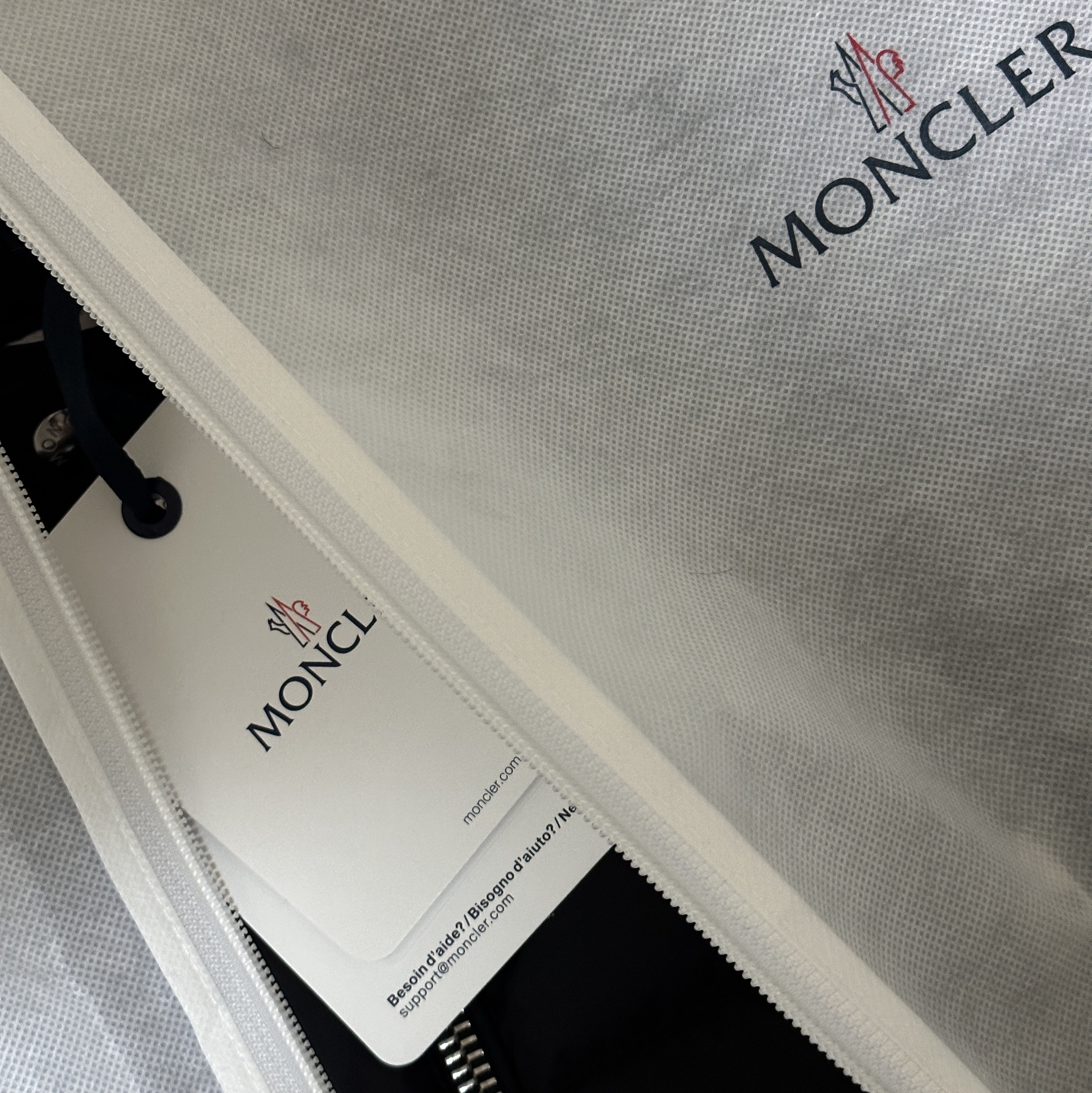 Moncler Amiot Short Down Jacket Black - 23FW 착용 스타일