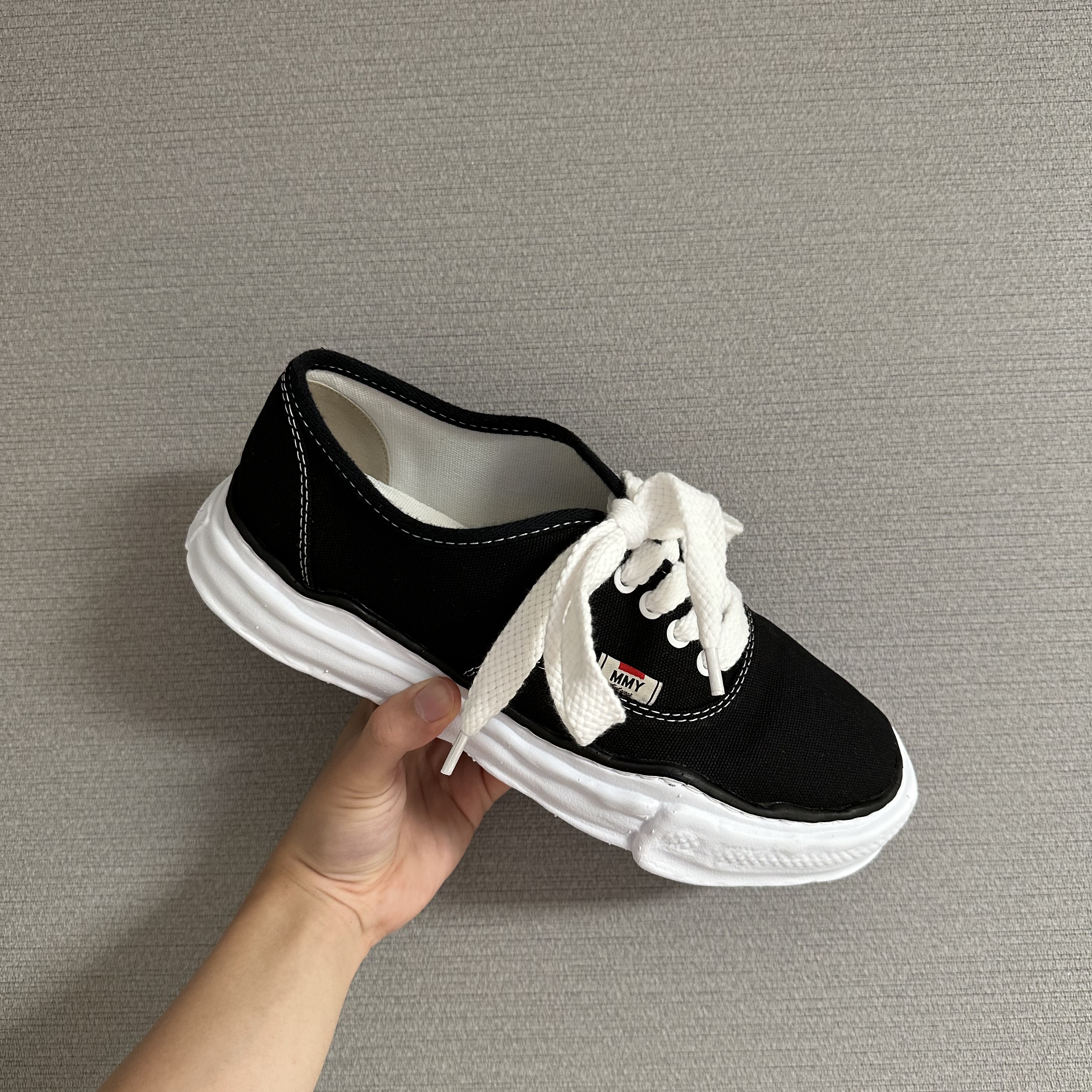 Maison Mihara Yasuhiro Baker OG Sole Canvas Low Cut Sneakers Black 착용 스타일