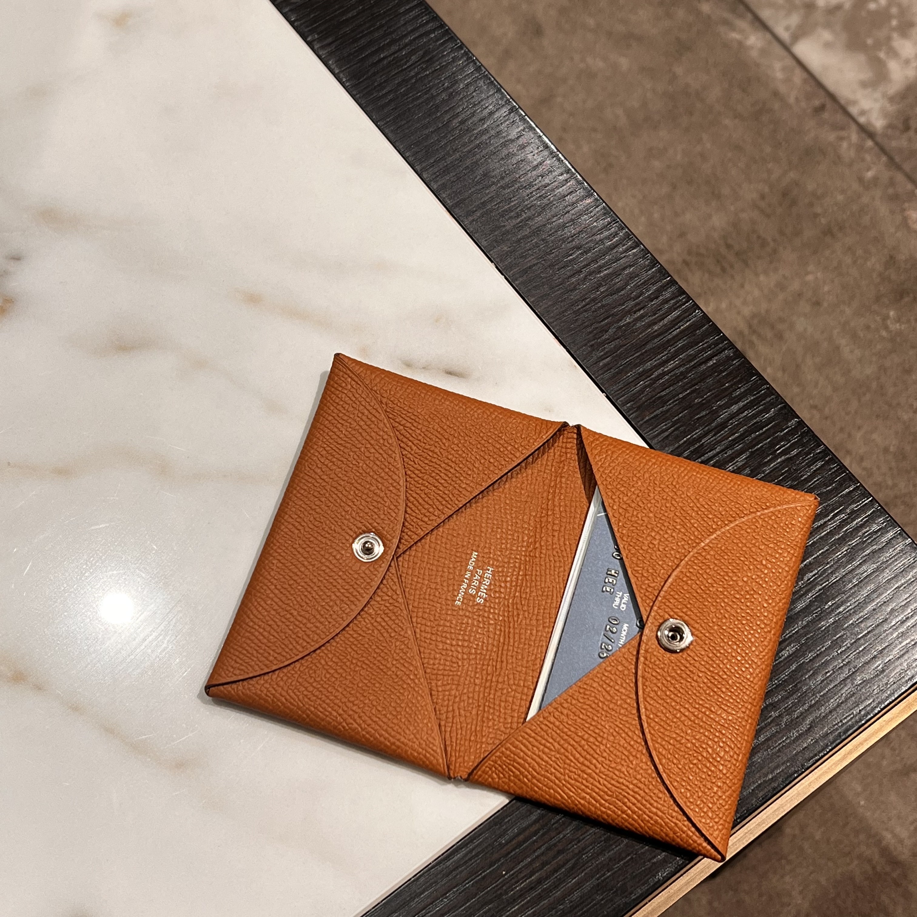 Hermes Calvi Card Holder Epsom & Palladium Gold 착용 스타일