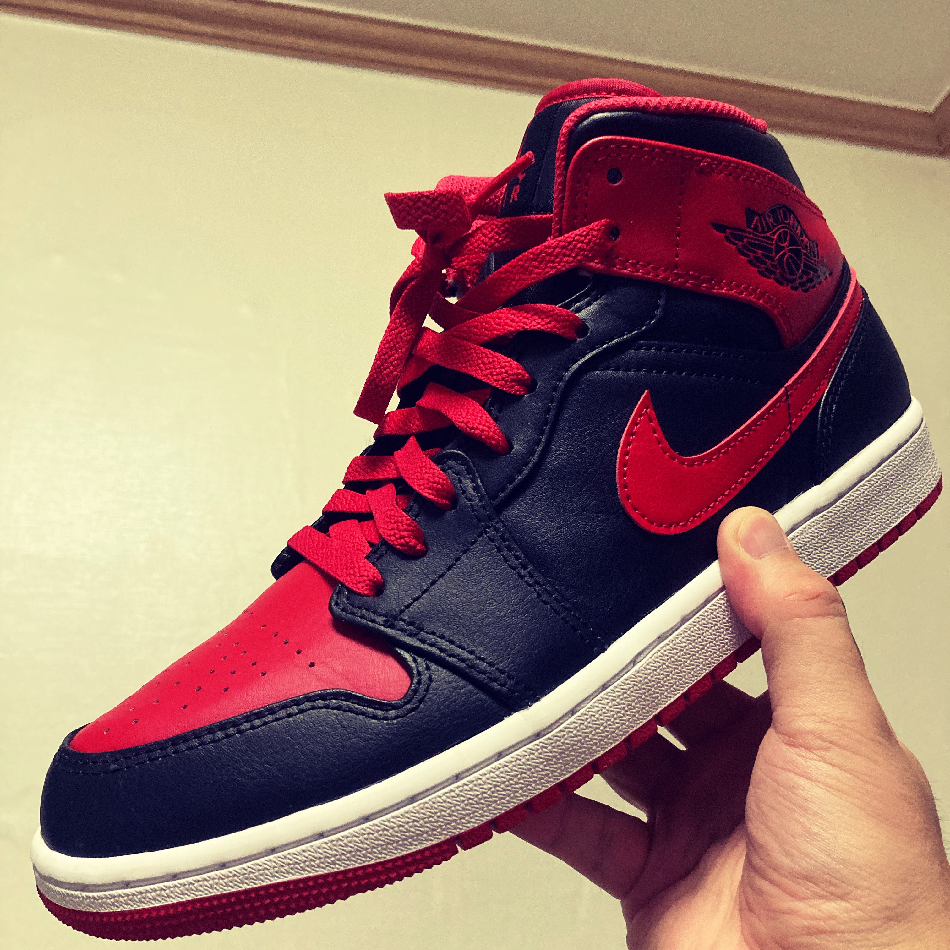 Jordan 1 Mid Black Fire Red 착용 스타일