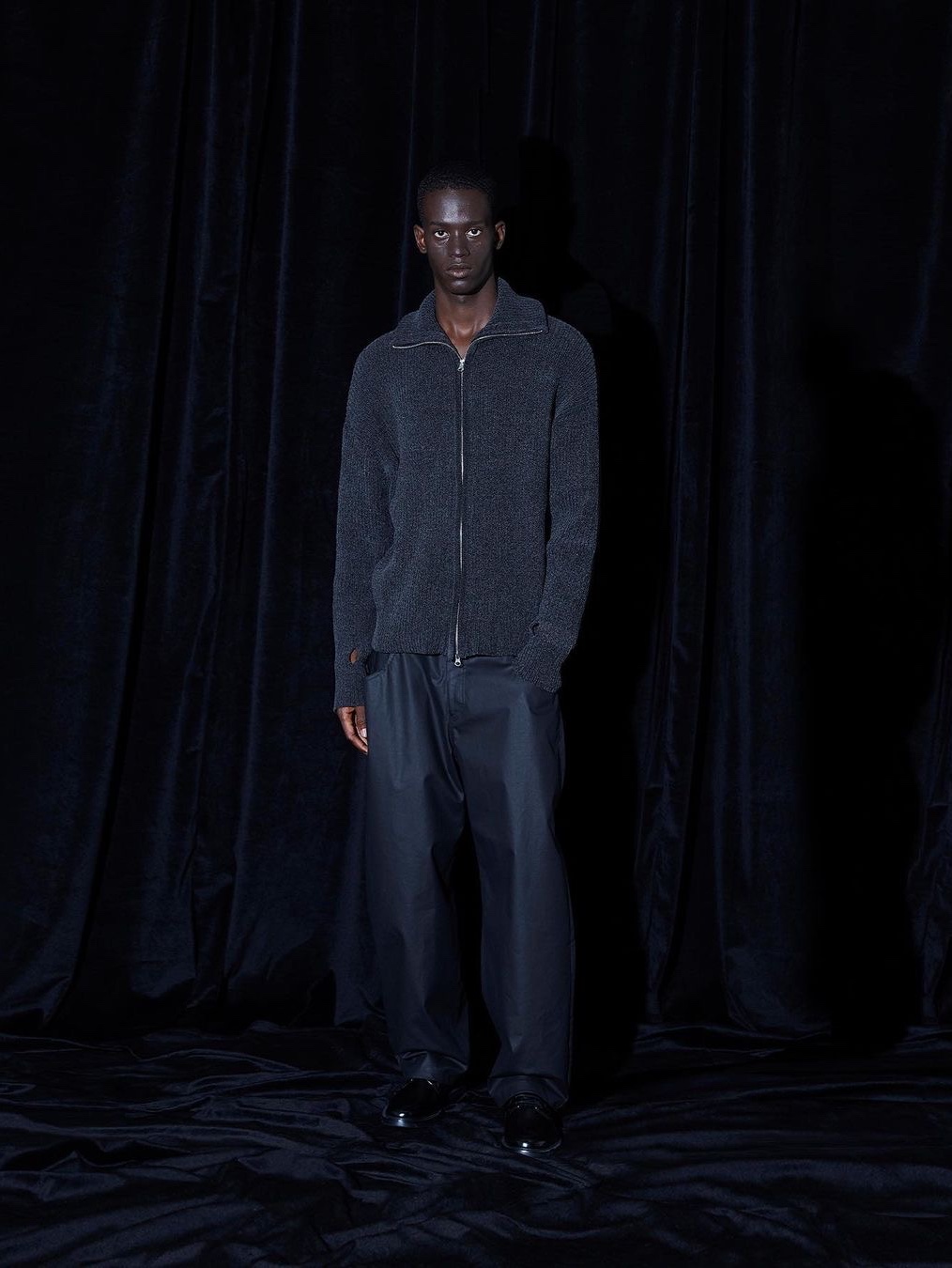 Millo Archive Layer High Neck Knit Deep Charcoal 착용 스타일