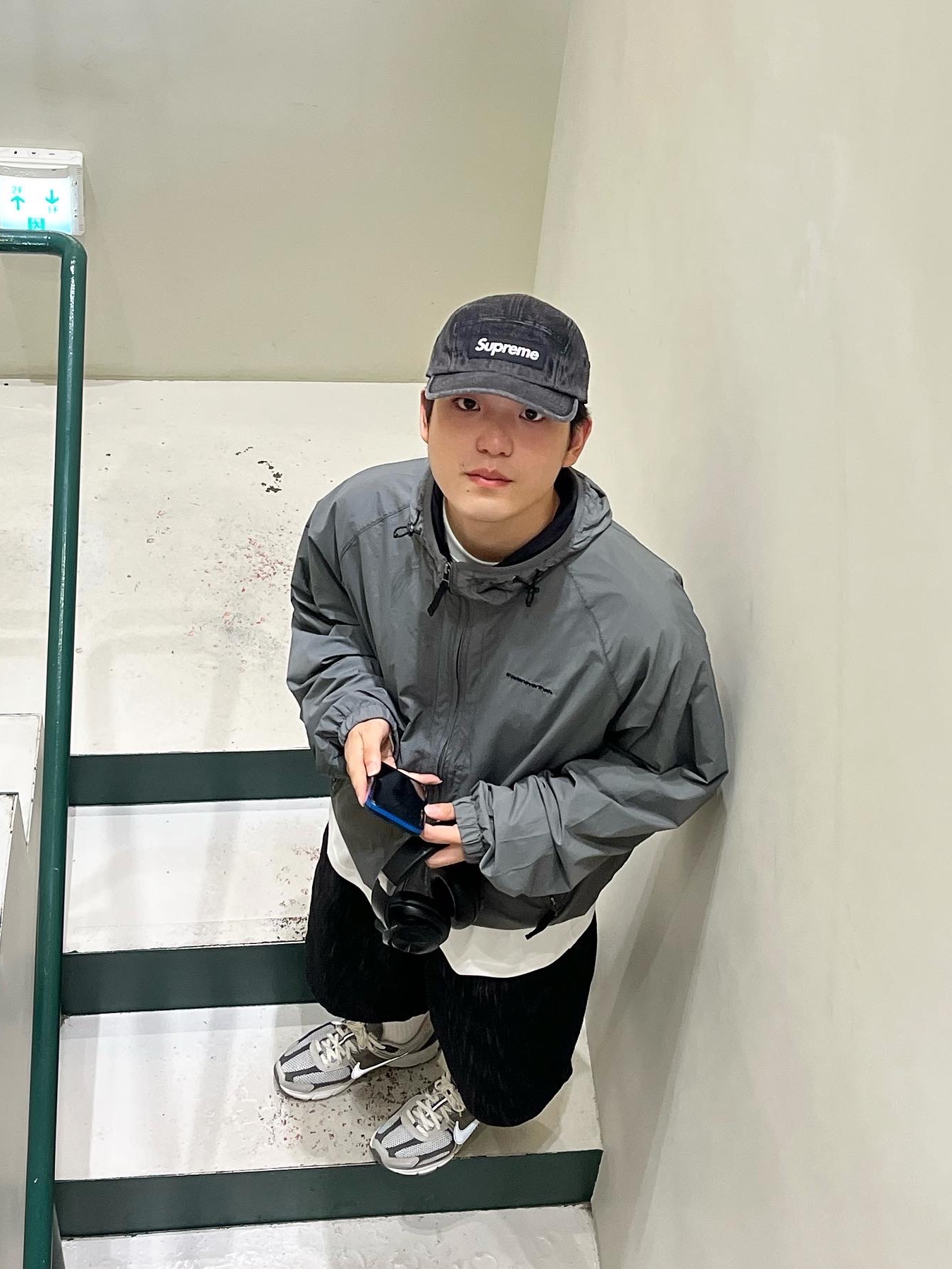Supreme Denim Camp Cap Black - 24SS, Nike Zoom Vomero 5 PRM Light Iron Ore and Flat Fewter 착용 스타일 - 1
