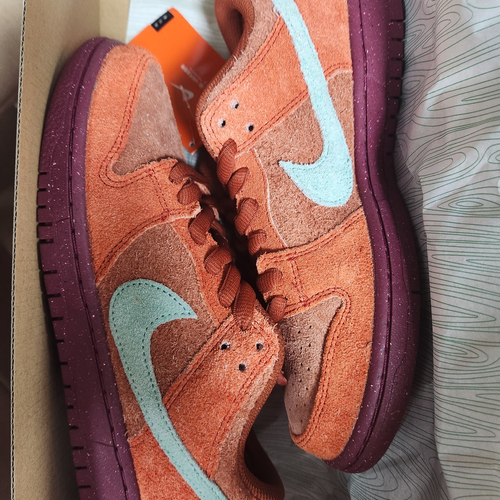 Nike SB Dunk Low Pro Premium Mystic Red and Rosewood 착용 스타일