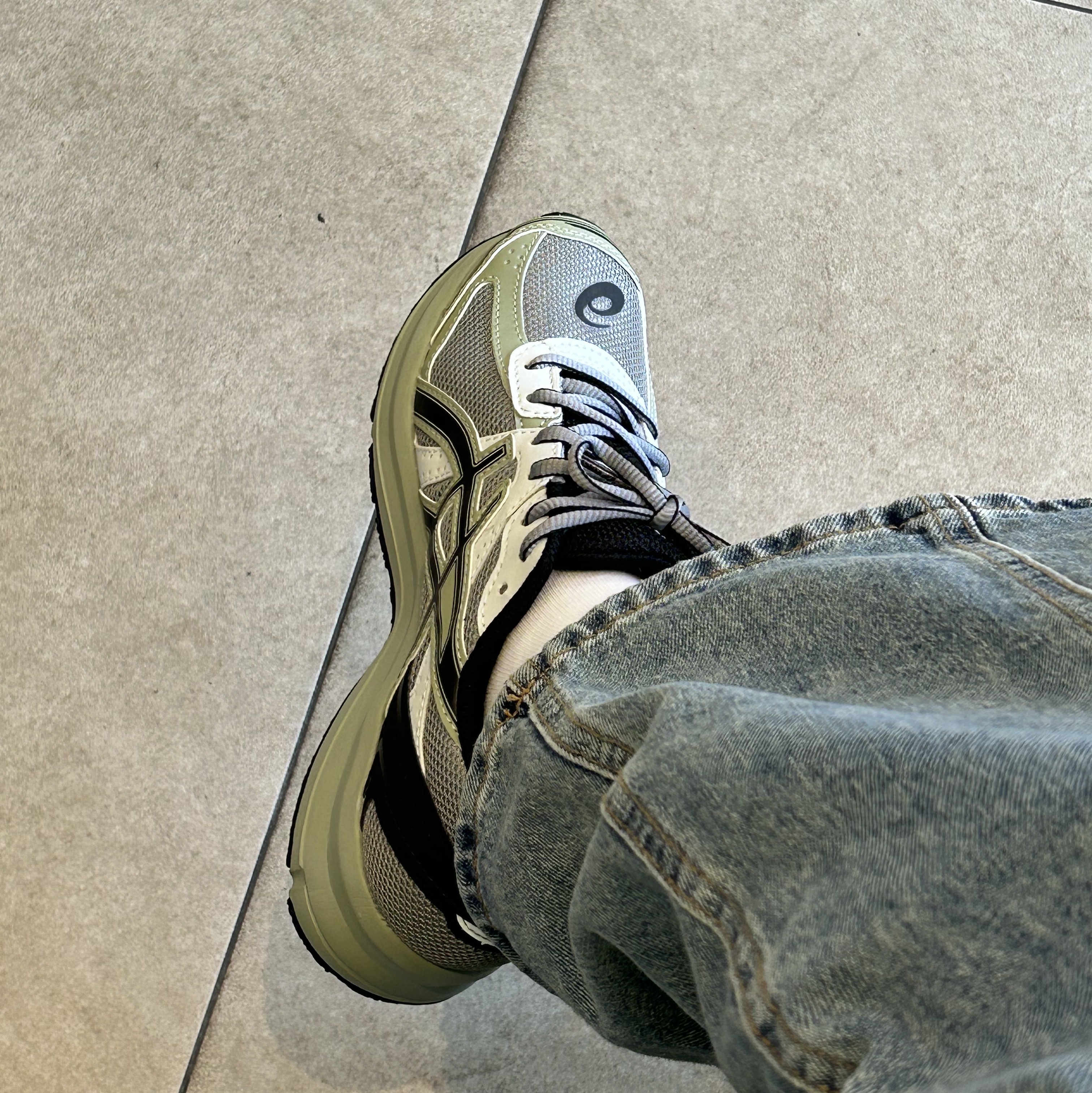 Asics Jog 100 S Sheet Rock - 2E Wide 착용 스타일 - 3