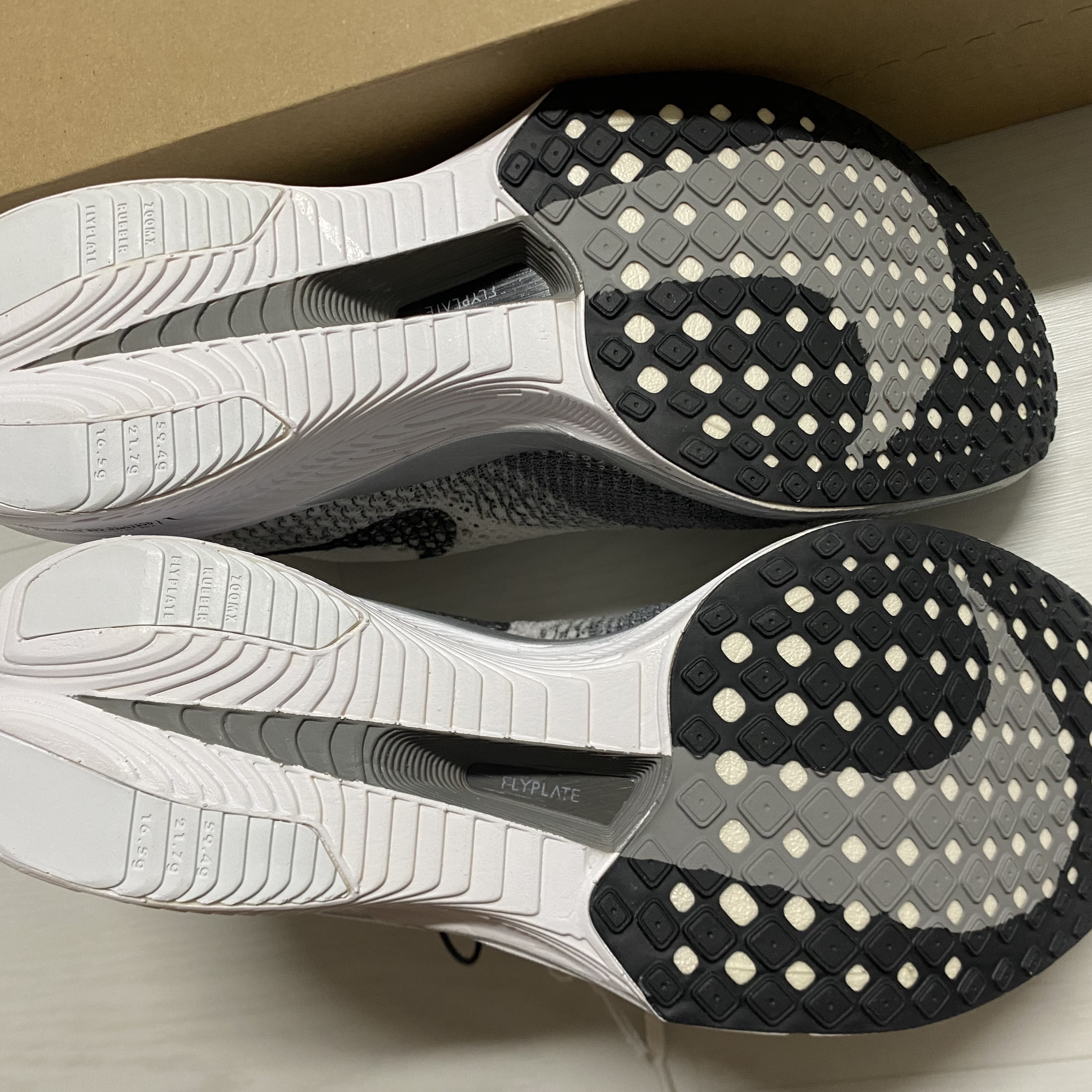 Nike ZoomX Vaporfly Next% 3 White Grey 착용 스타일 - 4