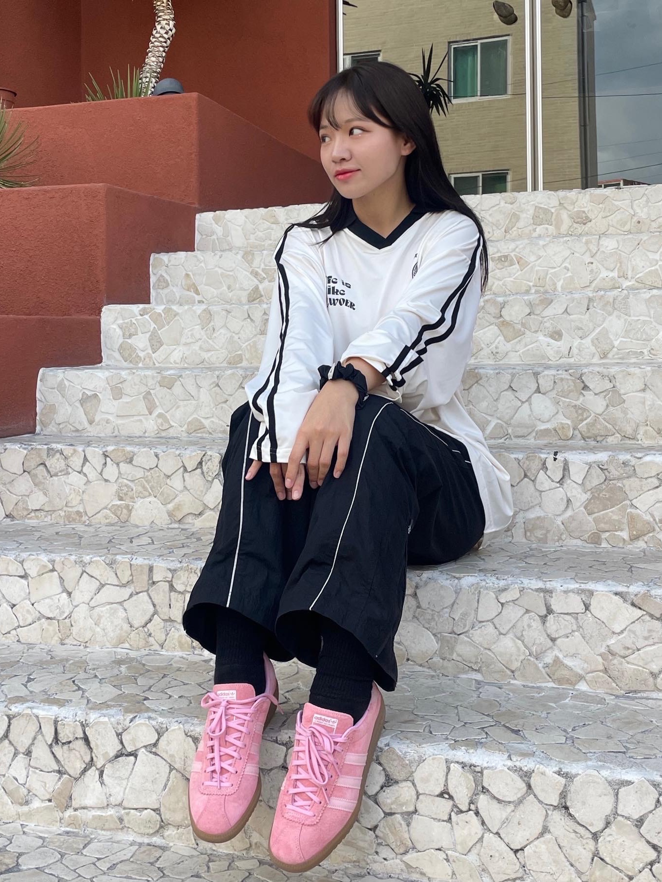 Adidas Bermuda Glow Pink 착용 스타일 - 4
