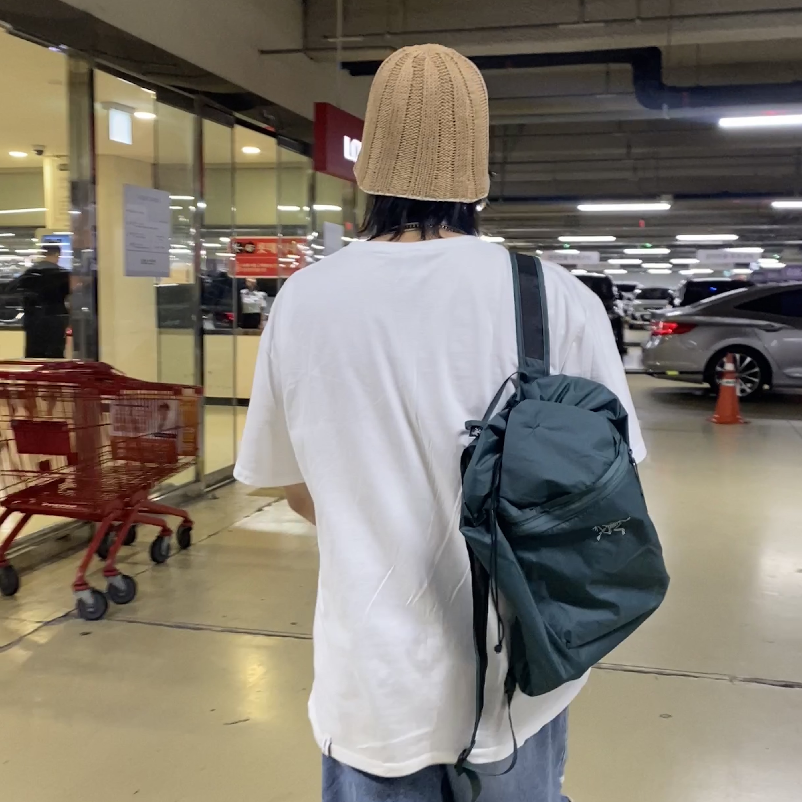 Arc'teryx Heliad 10 Backpack Boxcar, (W) Jordan 1 Retro High OG Lucky Green 착용 스타일 - 1
