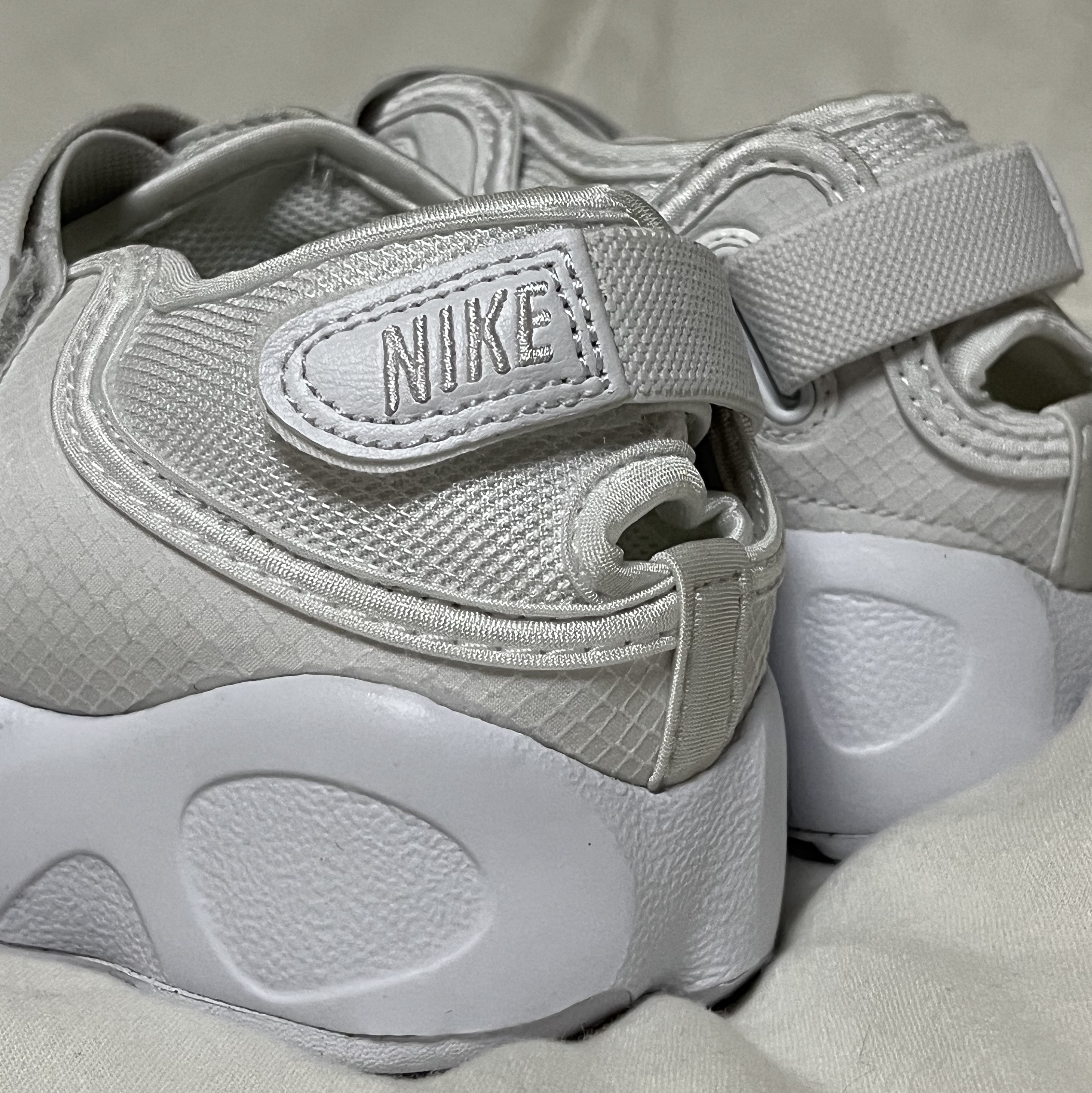(W) Nike Air Rift Breathe White, (W) Vivienne Westwood One Point Orb Plain High Socks White 착용 스타일 - 5